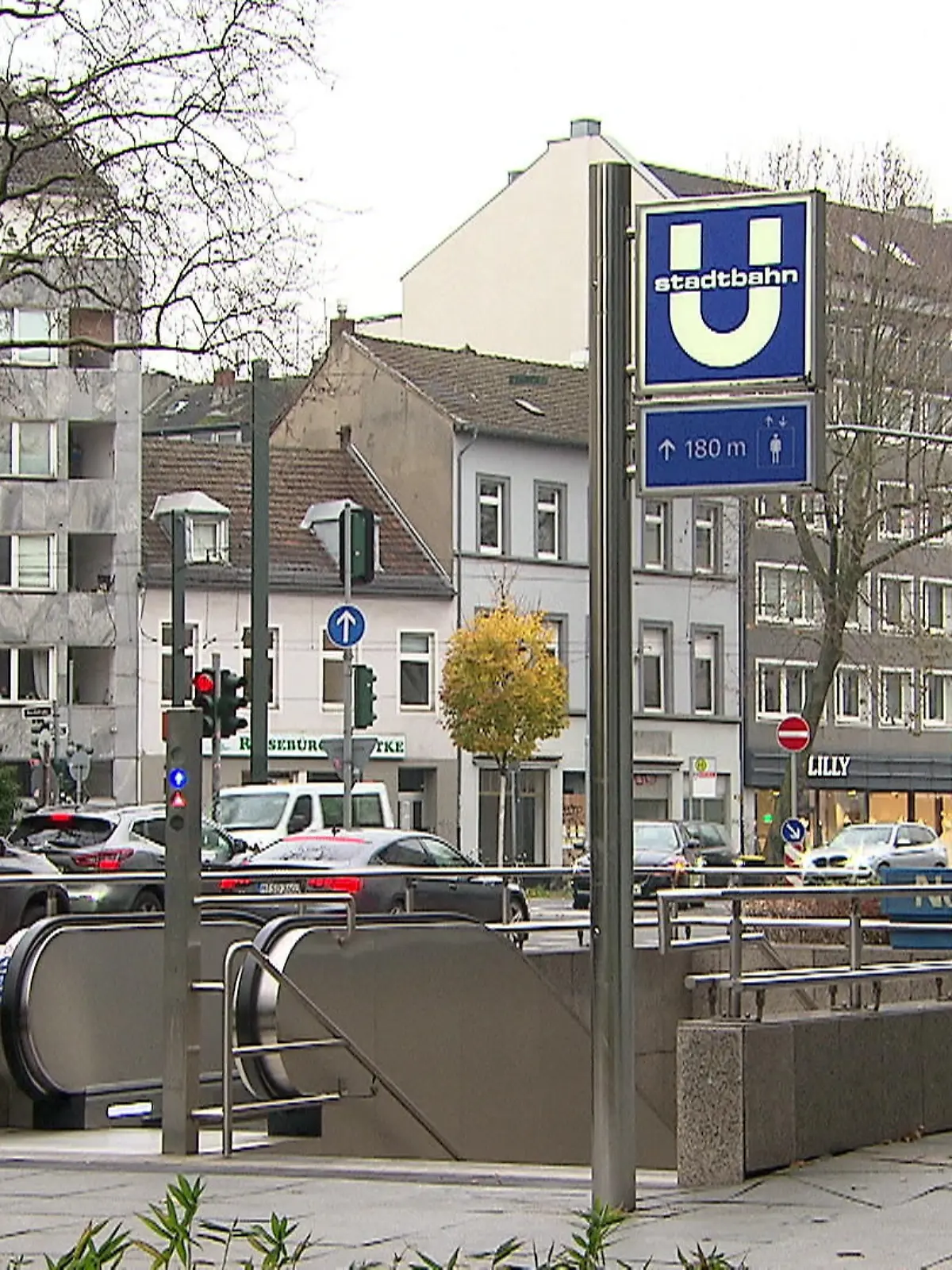 In der U-Bahn-Tür eingeklemmt und die Bahn fährt los - schon wieder ein Tür-Unfall! Wie ist das möglich? Ein Neunjähriger bleibt in Düsseldorf mit der Hand in der U-Bahn-Tür stecken und wird mitgeschleift. Immer wieder kommt es zu diesen Bahn-Tür-Unfällen. Dabei sollte man doch meinen, da sind Sensoren verbaut. Unsere Reporter enthüllen erschreckende Fakten zur Tür-Gefahr.