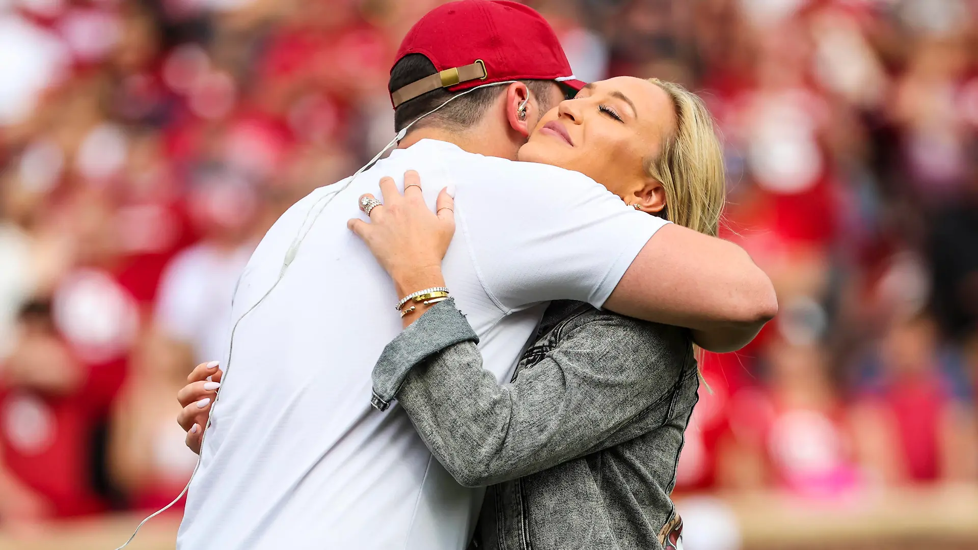 NCAA, College League, USA Football: Oklahoma Spring Game, Apr 23, 2022 Norman, Oklahoma, USA Oklahoma Sooners former player Baker Mayfield hugs his wife Emily as his statue is unveiled during the spring game at Gaylord Family Oklahoma Memorial Stadium. Mandatory Credit: Kevin Jairaj-USA TODAY Sports, 23.04.2022 16:52:11, 18140018, NCAA Football, Baker Mayfield, Oklahoma Sooners, Gaylord Family-Oklahoma Memorial Stadium, Emily PUBLICATIONxINxGERxSUIxAUTxONLY Copyright: xKevinxJairajx 18140018