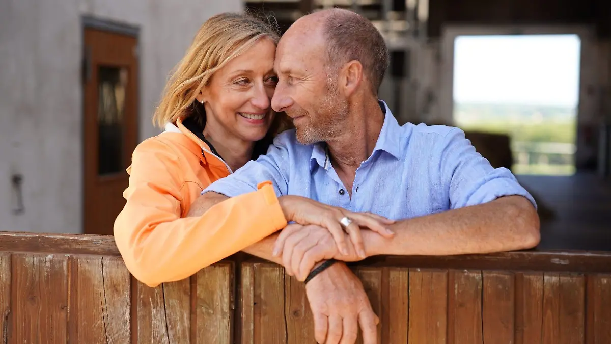 Pferdewirtschaftsmeister Hans (65) aus Nordrhein-Westfalen und Elke (62, Beraterin und Coach aus Unterfranken) während ihrer gemeinsamen Hofwoche

+++ Die Verwendung des sendungsbezogenen Materials ist nur mit dem Hinweis und Verlinkung auf RTL+ gestattet. +++