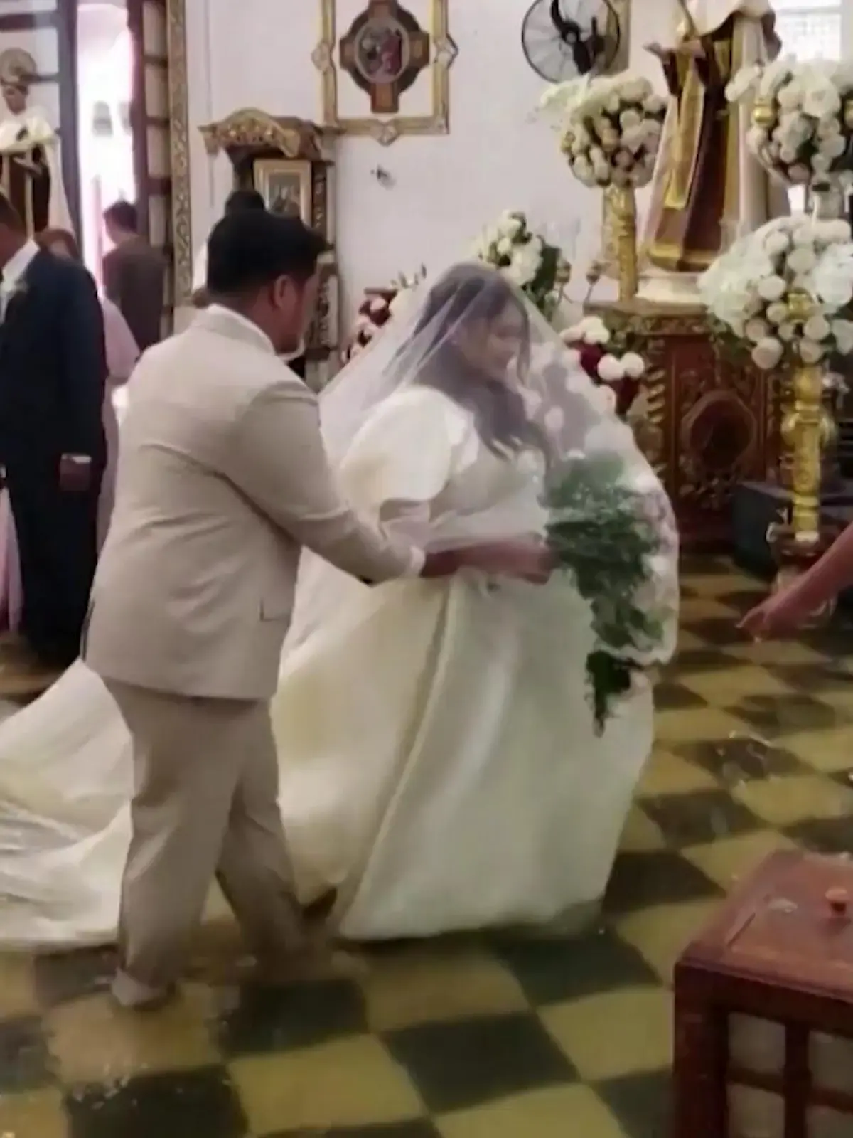 Diese Braut trotzt jeder Windgeschwindigkeit! Während draußen ein Taifun wütet und die Kirche halb unter Wasser steht, schreitet eine Frau auf den Philippinen würdevoll zum Altar. Nichts und niemand und schon gar nicht Taifun Doksuri soll sie von ihrem Liebsten und dem Ja-Wort trennen. Das muss wahre Liebe sein!