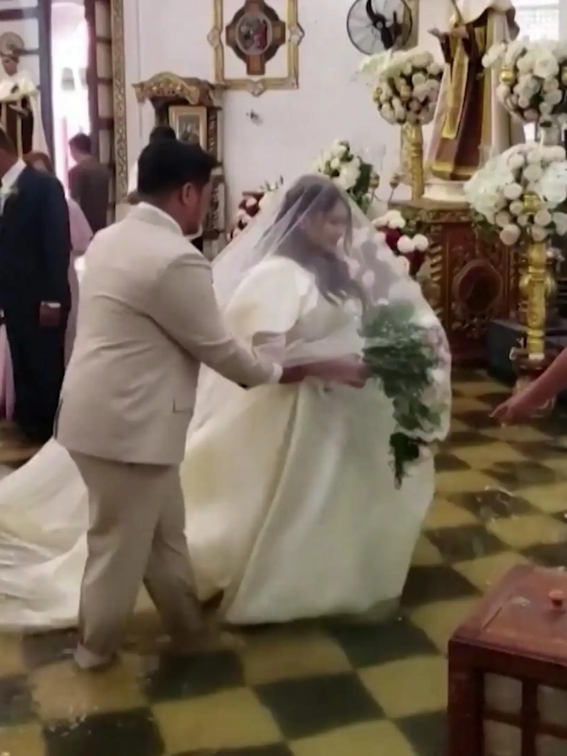 Diese Braut trotzt jeder Windgeschwindigkeit! Während draußen ein Taifun wütet und die Kirche halb unter Wasser steht, schreitet eine Frau auf den Philippinen würdevoll zum Altar. Nichts und niemand und schon gar nicht Taifun Doksuri soll sie von ihrem Liebsten und dem Ja-Wort trennen. Das muss wahre Liebe sein!