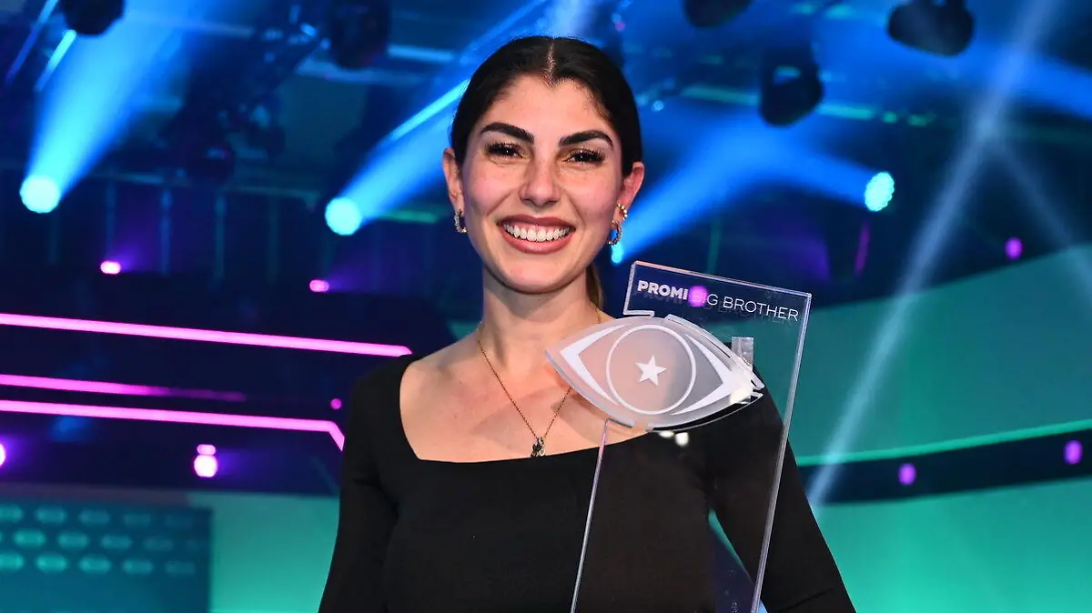 Titel: Promi Big Brother;
Staffel: 11;
Folge: 19; Finale;
Person: Yeliz Koc;
Copyright: SAT.1/Willi Weber;
Fotograf: Willi Weber;
Bildredakteur: Clarissa Schreiner;
Dateiname: 2882512.JPG;
Rechtehinweis: Dieses Bild darf bis eine Woche nach Ausstrahlung honorarfrei fuer redaktionelle Zwecke und nur im Rahmen der Programmankuendigung verwendet werden. Spaetere Veroeffentlichungen sind nur nach Ruecksprache und ausdruecklicher Genehmigung der Seven.One Entertainment Group GmbH moeglich. Nicht fuer EPG! Verwendung nur mit vollstaendigem Copyrightvermerk. Das Foto darf nicht veraendert, bearbeitet und nur im Ganzen verwendet werden. Es darf nicht archiviert werden. Es darf nicht an Dritte weitergeleitet werden. Aneinanderreihung/Zusammenlegung/Kopplung von Bildern zum Zweck der Erstellung von Slide-Shows o.ä. nicht gestattet; Verbindung/Einfügen/Anfügen von Werbung nicht gestattet.
Bei Fragen: foto@seven.one
Voraussetzung fuer die Verwendung dieser Programmdaten ist die Zustimmung zu den Allgemeinen Geschaeftsbedingungen der Presselounges der Sender der Seven.One Entertainment Group GmbH.
