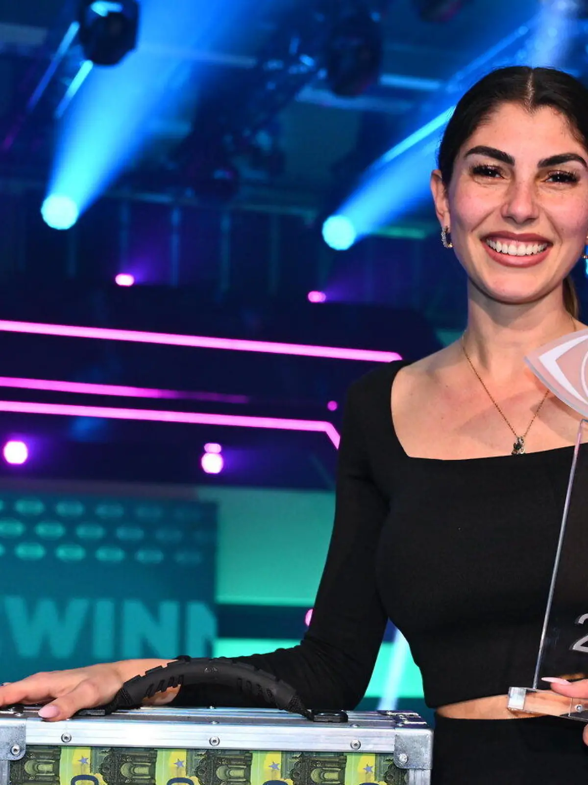 Titel: Promi Big Brother;
Staffel: 11;
Folge: 19; Finale;
Person: Yeliz Koc;
Copyright: SAT.1/Willi Weber;
Fotograf: Willi Weber;
Bildredakteur: Clarissa Schreiner;
Dateiname: 2882512.JPG;
Rechtehinweis: Dieses Bild darf bis eine Woche nach Ausstrahlung honorarfrei fuer redaktionelle Zwecke und nur im Rahmen der Programmankuendigung verwendet werden. Spaetere Veroeffentlichungen sind nur nach Ruecksprache und ausdruecklicher Genehmigung der Seven.One Entertainment Group GmbH moeglich. Nicht fuer EPG! Verwendung nur mit vollstaendigem Copyrightvermerk. Das Foto darf nicht veraendert, bearbeitet und nur im Ganzen verwendet werden. Es darf nicht archiviert werden. Es darf nicht an Dritte weitergeleitet werden. Aneinanderreihung/Zusammenlegung/Kopplung von Bildern zum Zweck der Erstellung von Slide-Shows o.ä. nicht gestattet; Verbindung/Einfügen/Anfügen von Werbung nicht gestattet. 
Bei Fragen: foto@seven.one
Voraussetzung fuer die Verwendung dieser Programmdaten ist die Zustimmung zu den Allgemeinen Geschaeftsbedingungen der Presselounges der Sender der Seven.One Entertainment Group GmbH. 