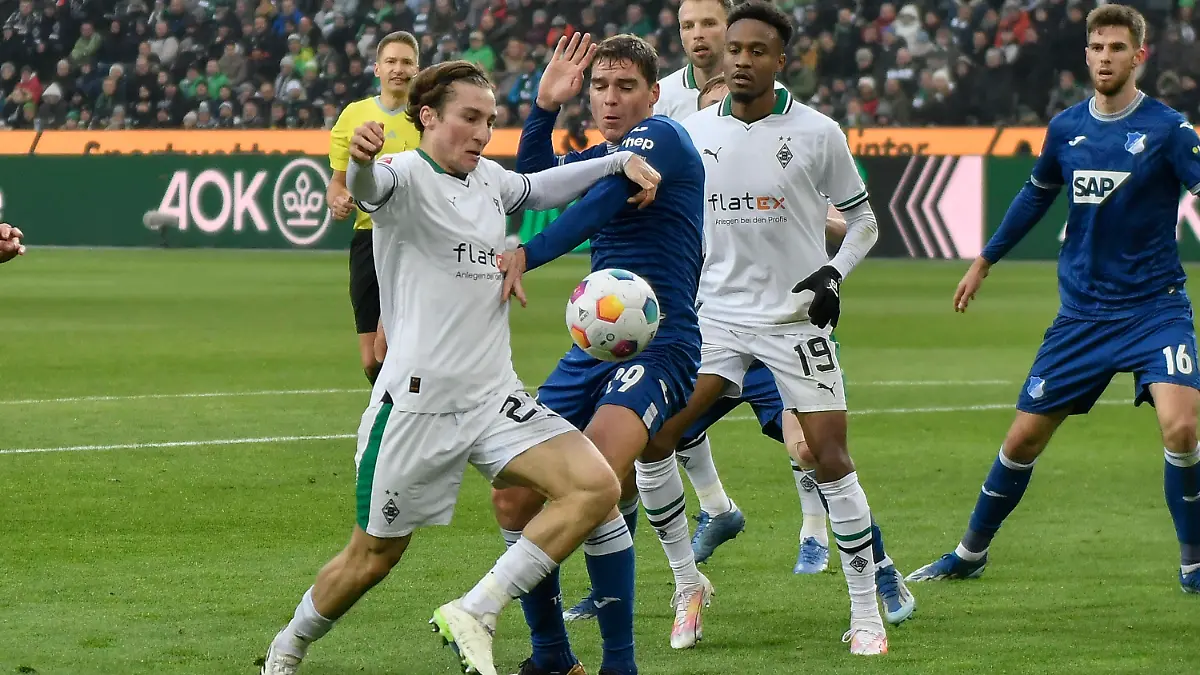 v. li. im Kampf um den Ball Rocco Reitz  27, Borussia Moenchengladbach Robert Skov  29, TSG Hoffenheim 02.12.2023 Fussball Borussia Moenchengladbach vs TSG 1860 Hoffenheim, Borussia-Park, Moenchengladbach, DFB/DFL REGULATIONS PROHIBIT ANY USE OF PHOTOGRAPHS AS IMAGE SEQUENCES AND/OR QUASI-VIDEO NRW Germany *** v li fighting for the ball Rocco Reitz 27, Borussia Moenchengladbach Robert Skov 29, TSG Hoffenheim 02 12 2023 Soccer Borussia Moenchengladbach vs TSG 1860 Hoffenheim, Borussia Park, Moenchengladbach, DFB DFL REGULATIONS PROHIBIT ANY USE OF PHOTOGRAPHS AS IMAGE SEQUENCES AND OR QUASI VIDEO NRW Germany Copyright: xpepphotox/xHorstxMauelshagenx pep00321, pep_20231203_hm