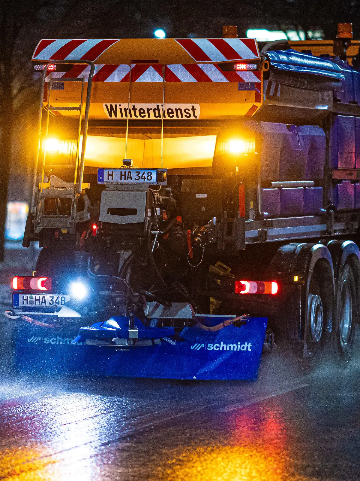 05.12.2023, Niedersachsen, Hannover: Ein Streufahrzeug fährt am frühen Morgen eine Straße im Zentrum entlang. Trotz erneutem Schneefall und frostigen Temperaturen ist es auf den Straßen in Niedersachsen in der Nacht zum Dienstag und am frühen Morgen ruhig geblieben. Foto: Moritz Frankenberg/dpa +++ dpa-Bildfunk +++