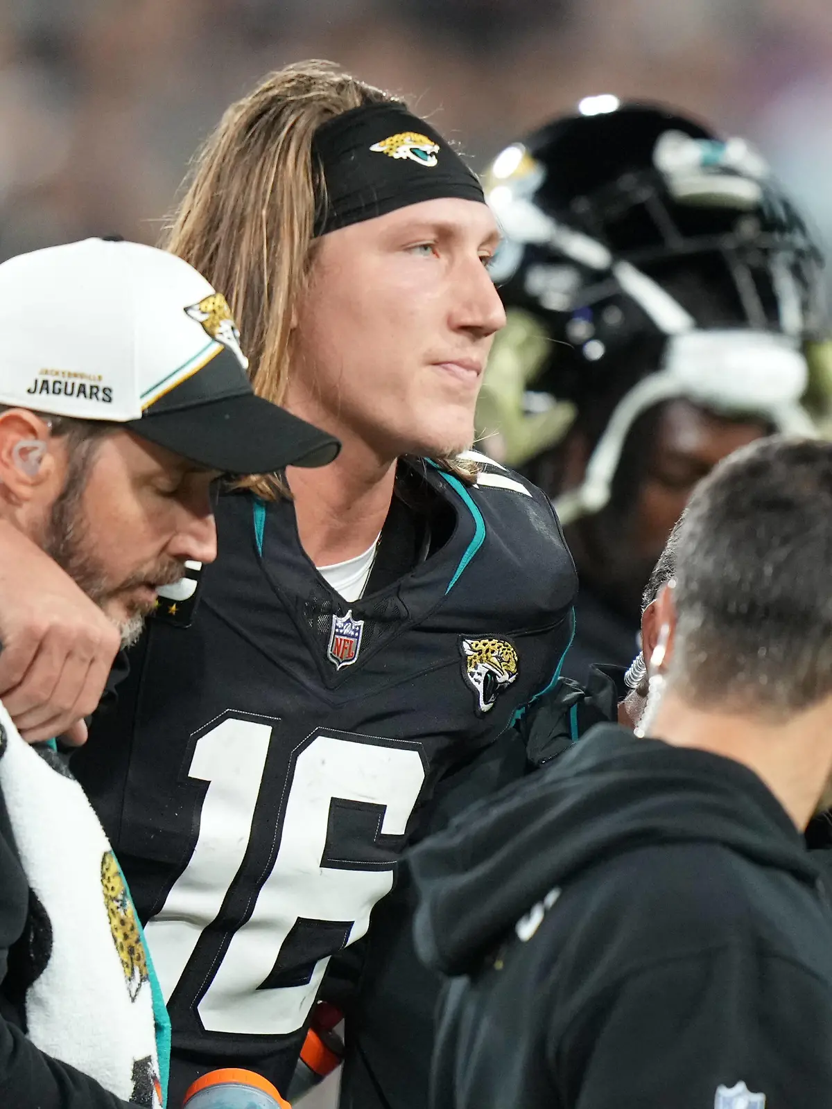 JACKSONVILLE, FL - DECEMBER 04: Jacksonville Jaguars quarterback Trevor Lawrence 16 is helped off of the field after being injured during the game between the Cincinnati Bengals and the Jacksonville Jaguars on Monday, December 4, 2023, EverBank Stadium, Jacksonville, Fla. Photo by Peter Joneleit/Icon Sportswire NFL, American Football Herren, USA DEC 04 Bengals at Jaguars EDITORIAL USE ONLY Icon231204023