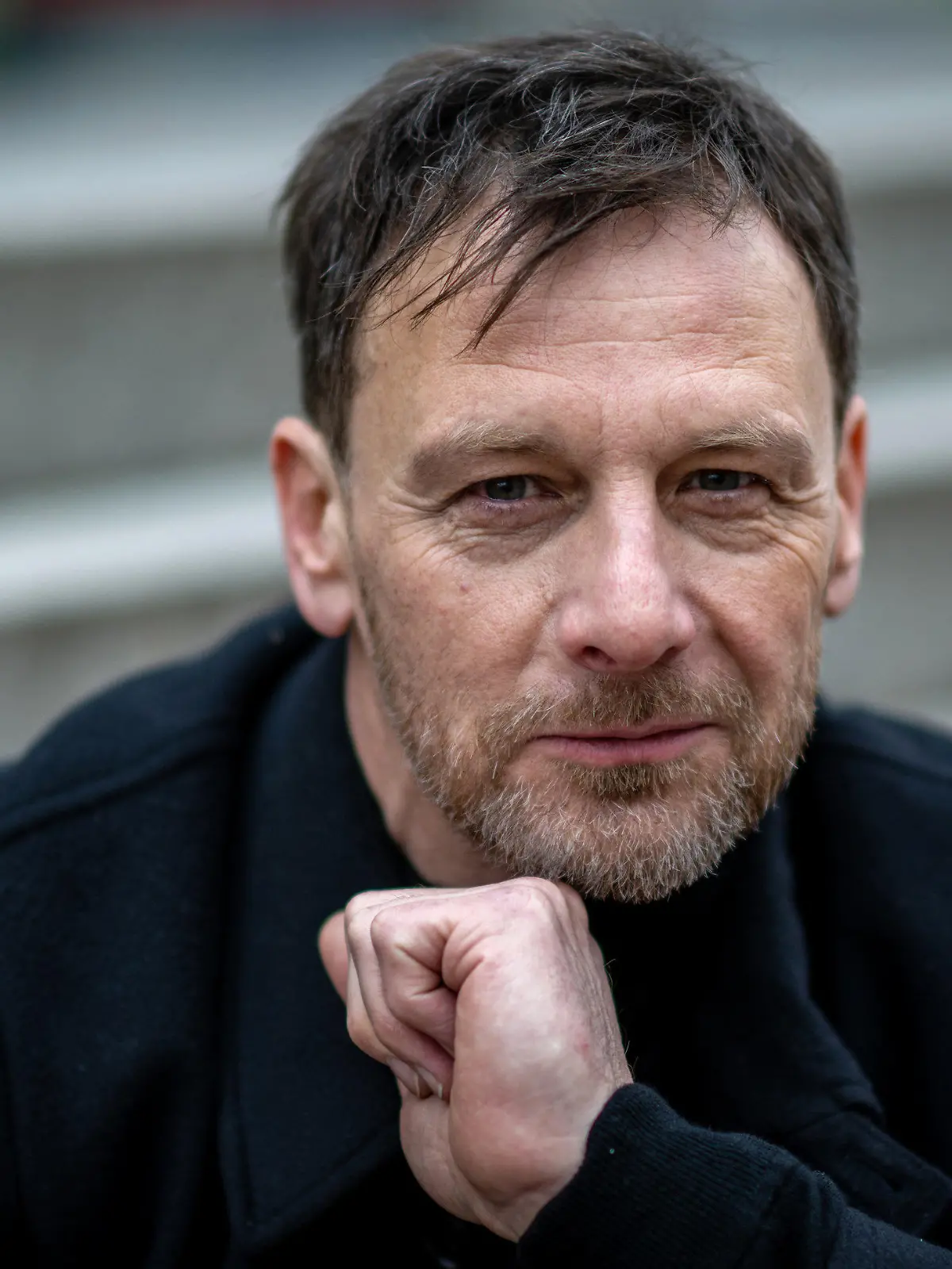 PRODUKTION - 10.01.2023, Sachsen, Leipzig: Hendrik Duryn, Schauspieler, lächelt bei einem Fototermin. Er spielt den eigenwilligen Tjark Wolf, einen Mordermittler in «Dünentod - Ein Nordsee-Krimi», der am 31.01.2023 auf RTL ausgestrahlt wird. (zu dpa "Schauspieler Hendrik Duryn: Im Zentrum steht die Idee des Films") Foto: Hendrik Schmidt/dpa +++ dpa-Bildfunk +++