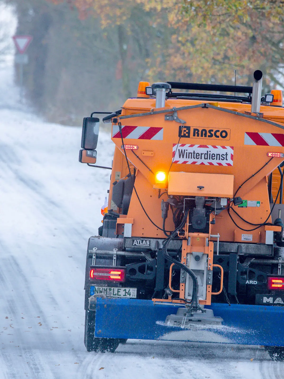 29.11.2023, Mecklenburg-Vorpommern, Gadebusch: Ein Schneepflug räumt eine Straße bei Möllin. Schneefall und Glatteis behindert den Verkehr in Norddeutschland. Foto: Jens Büttner/dpa +++ dpa-Bildfunk +++