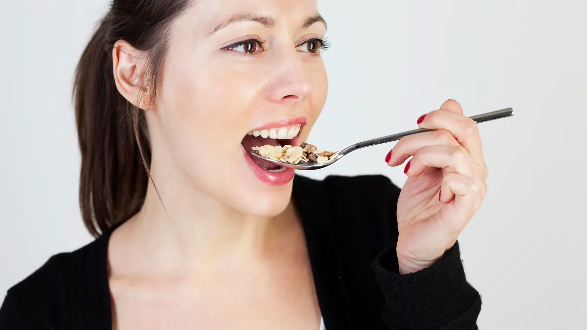 eating cereal, model released, Symbolfoto , 02.02.2011, Copyright: xadamgregorx Panthermedia4095255.jpg 