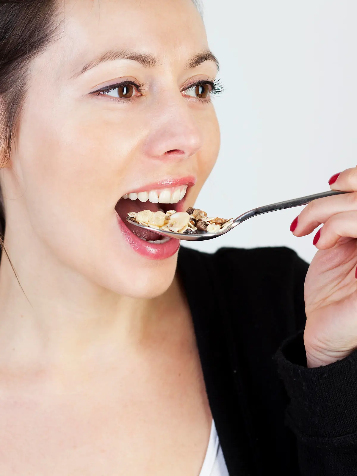 eating cereal, model released, Symbolfoto , 02.02.2011, Copyright: xadamgregorx Panthermedia4095255.jpg 