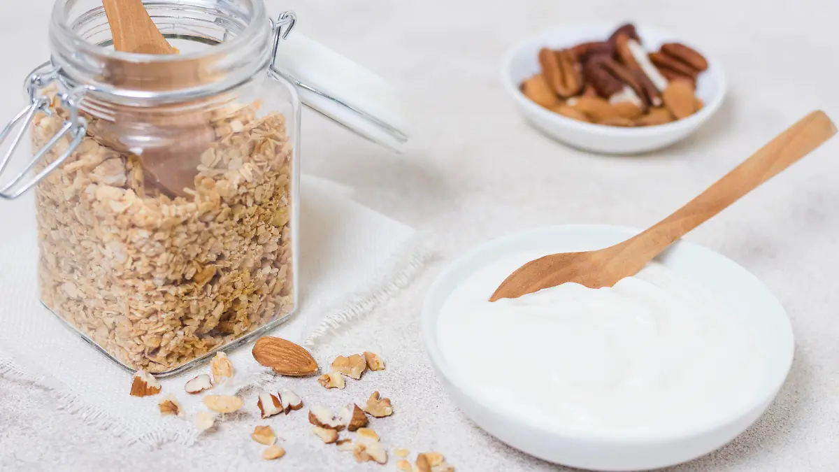Nahaufnahme Bio Joghurtschale mit Haferflocken *** Close-up Bio Yogurt cup with Oatmeal Copyright: imageBROKER/OleksandrxLatkun ibxole09818367.jpg Bitte beachten Sie die gesetzlichen Bestimmungen des deutschen Urheberrechtes hinsichtlich der Namensnennung des Fotografen im direkten Umfeld der Veröffentlichung