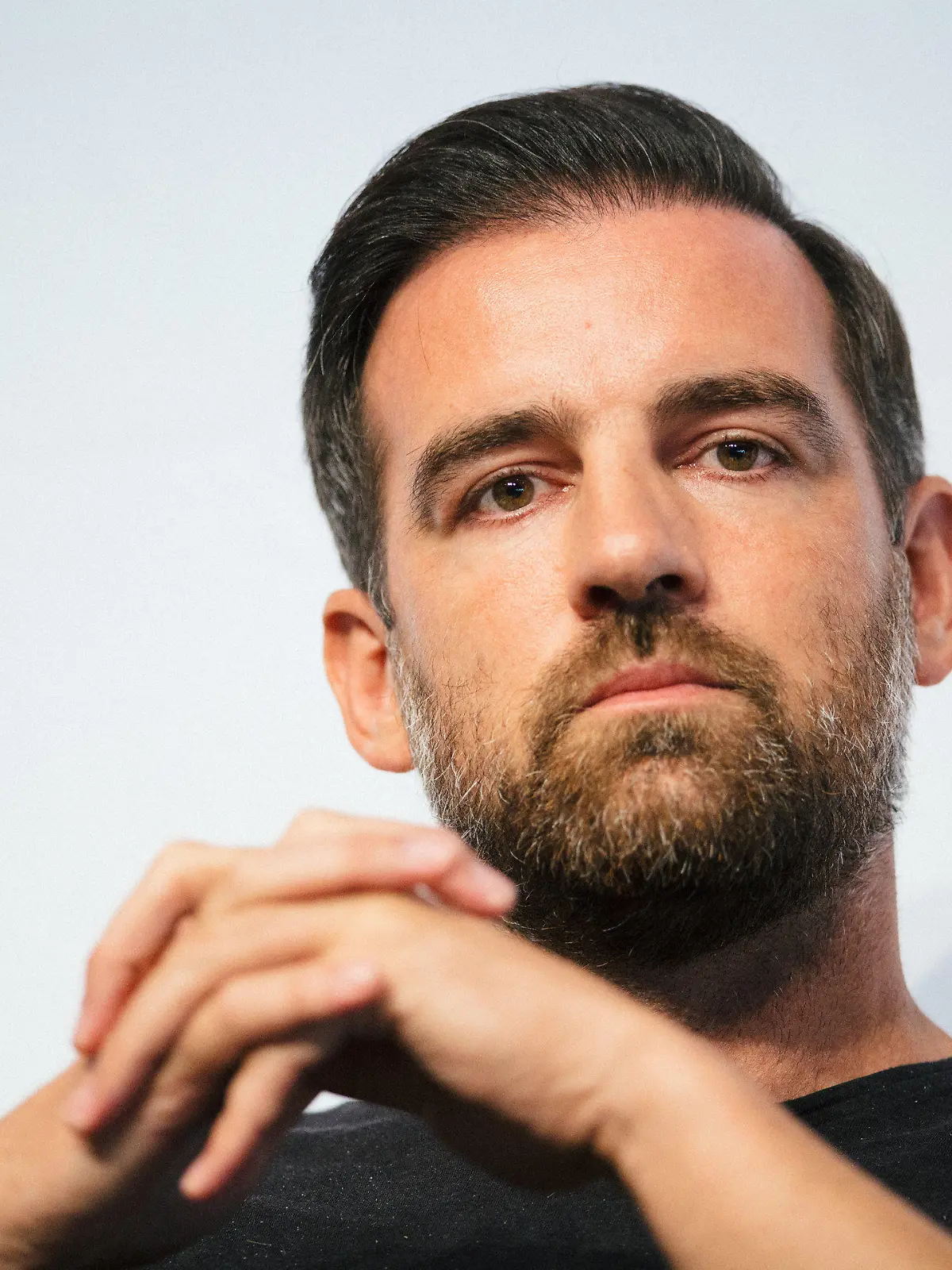 ARCHIV - 01.08.2018, Sachsen, Dresden: Christoph Metzelder, ehemaliger Fußball-Nationalspieler, sitzt auf dem Podium des Internationalen Trainer-Kongresses vom Bund Deutscher Fussball-Lehrer. Am 29.04.2021 beginnt der Prozess gegen Metzelder in Düsseldorf. Foto: Oliver Killig/dpa-Zentralbild/dpa +++ dpa-Bildfunk +++
