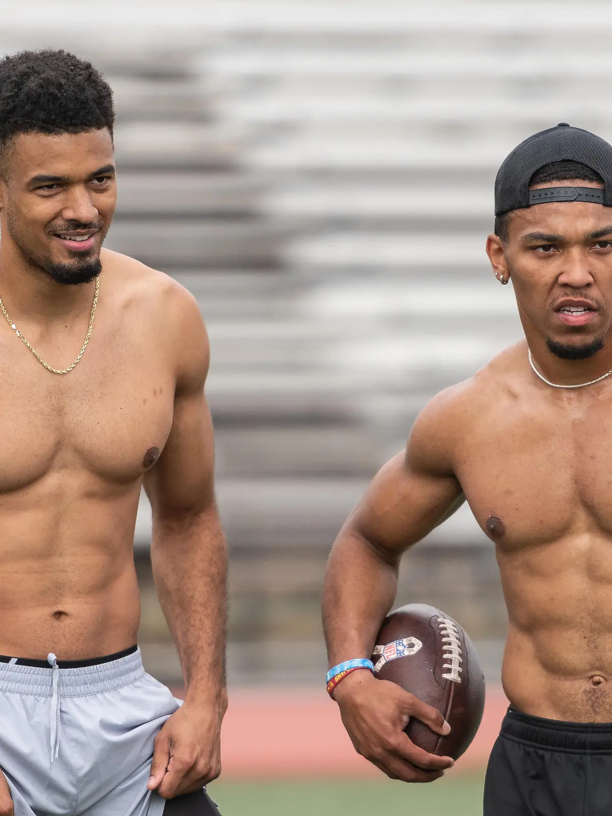 Die beiden deutsch-amerikanischen NFL-Profis Equanimeous St. Brown (l.) und Amon-Ra St. Brown stehen während eines Trainings auf dem Platz. Equanimeous spielt zukünftig für die Chicago Bears, Amon-Ra geht in seine zweite Saison bei den Detroit Lions.