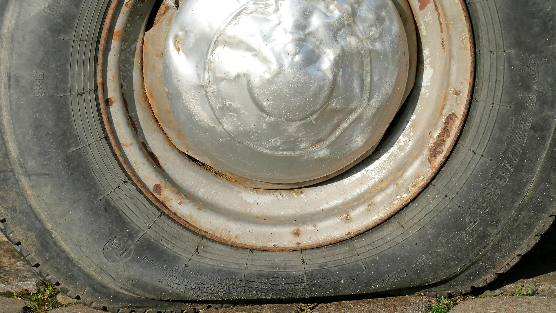 Reifenpanne an Oldtimer, Deutschland, Europa