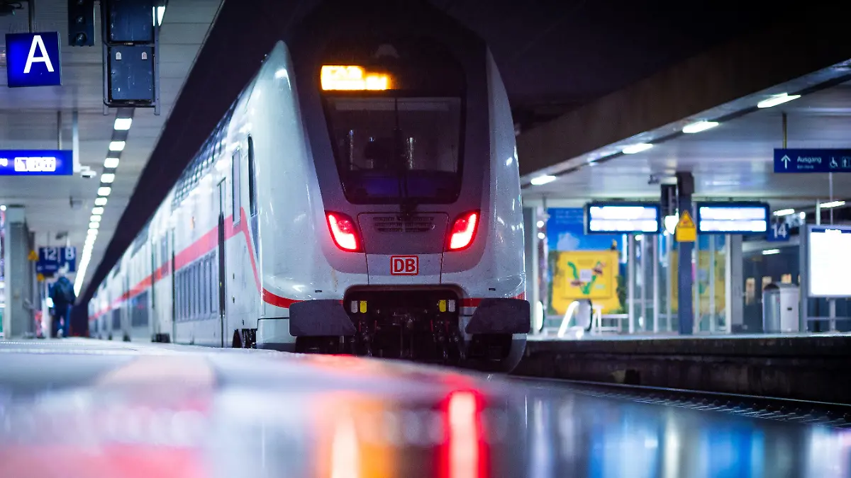 16.11.2023, Niedersachsen, Hannover: Ein Zug steht im Hauptbahnhof Hannover am frühen Morgen an einem menschenleeren Bahnsteig. Die Gewerkschaft Deutscher Lokomotivführer (GDL) hatte zu einem 20-stündigen Warnstreik bei der Deutschen Bahn AG aufgerufen. Foto: Moritz Frankenberg/dpa +++ dpa-Bildfunk +++