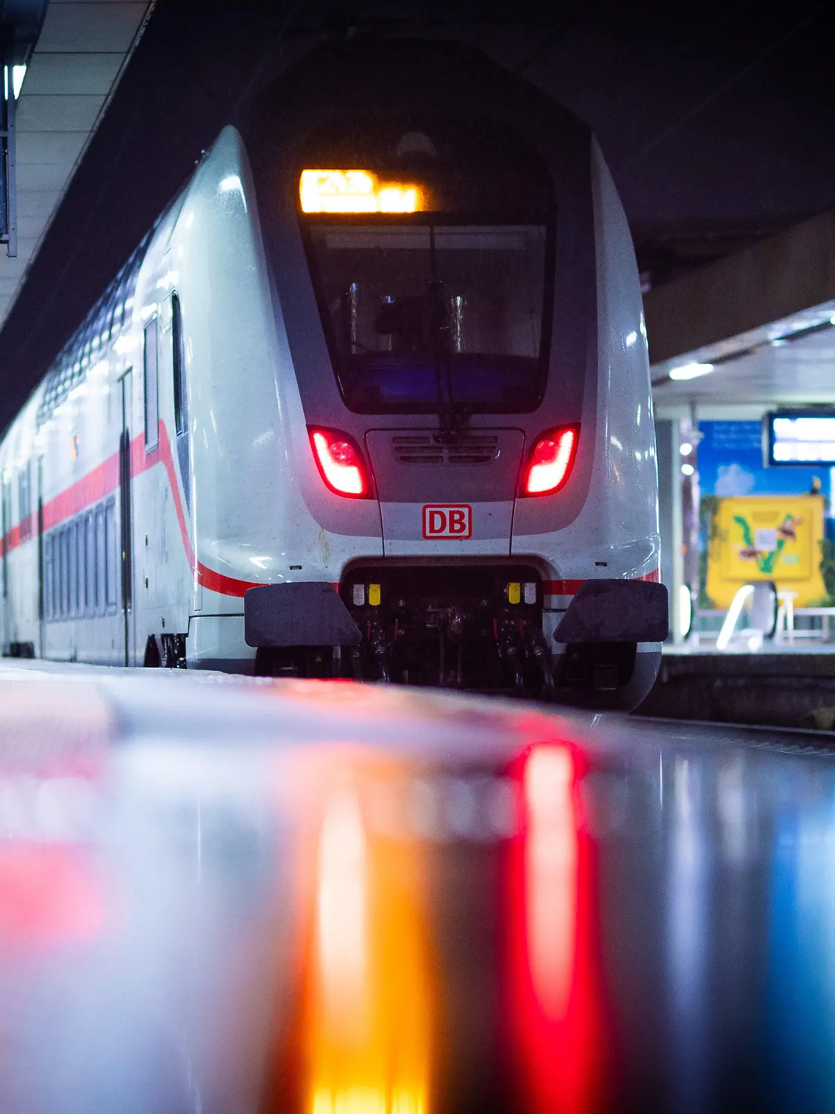 16.11.2023, Niedersachsen, Hannover: Ein Zug steht im Hauptbahnhof Hannover am frühen Morgen an einem menschenleeren Bahnsteig. Die Gewerkschaft Deutscher Lokomotivführer (GDL) hatte zu einem 20-stündigen Warnstreik bei der Deutschen Bahn AG aufgerufen. Foto: Moritz Frankenberg/dpa +++ dpa-Bildfunk +++