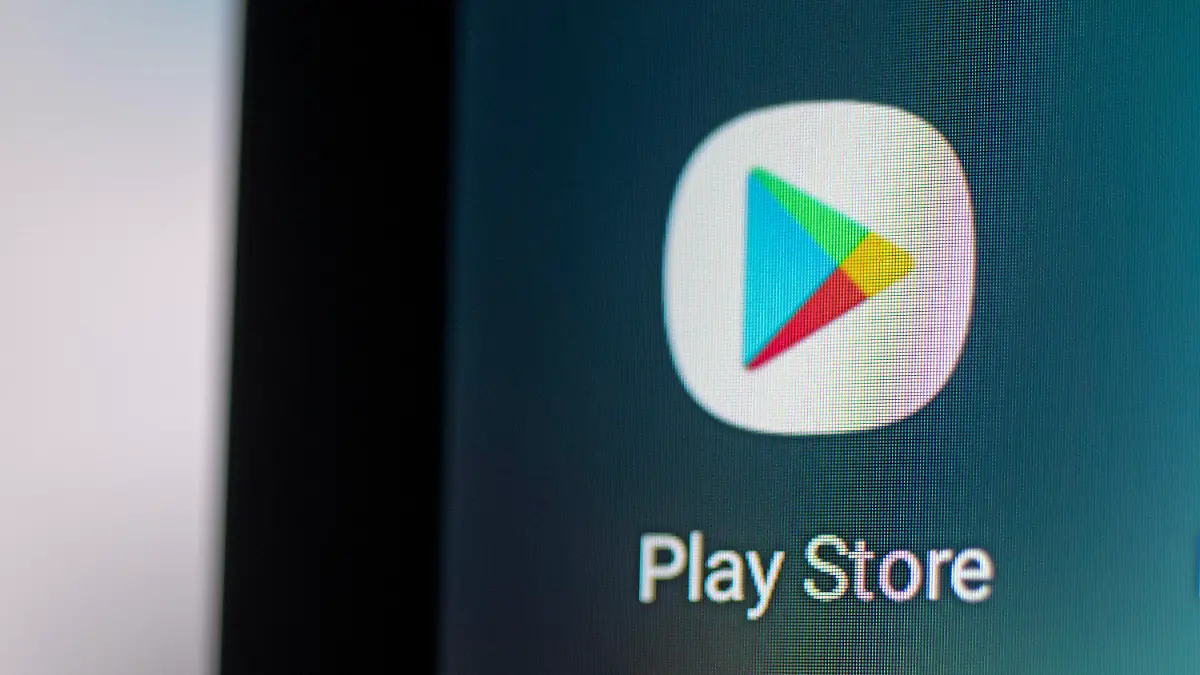 ARCHIV - 28.04.2021, Berlin: Auf dem Bildschirm eines Smartphones sieht man das Logo der App Play Store des US-amerikanischen Unternehmens Google. (zu dpa "Indien verhängt 115-Millionen-Euro-Bußgeld gegen Google-Mutter") Foto: Fabian Sommer/dpa +++ dpa-Bildfunk +++