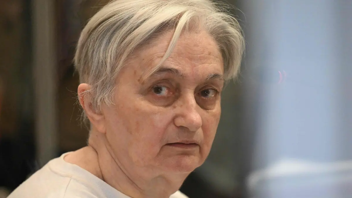 28.11.2023, Frankreich, Nanterre: Die Ex-Frau des Serienmörders Michel Fourniret, sitzt im Gerichtssaal des Landgerichts in Nanterre. Als «Monster der Ardennen» machte der französische Serienmörder Michel Fourniret Schlagzeilen, nun muss seine Ex-Frau sich für die mutmaßliche Beteiligung am Verschwinden und Tod von zwei weiteren jungen Frauen und einem Mädchen vor Gericht verantworten. Foto: Miguel Medina/AFP/dpa +++ dpa-Bildfunk +++