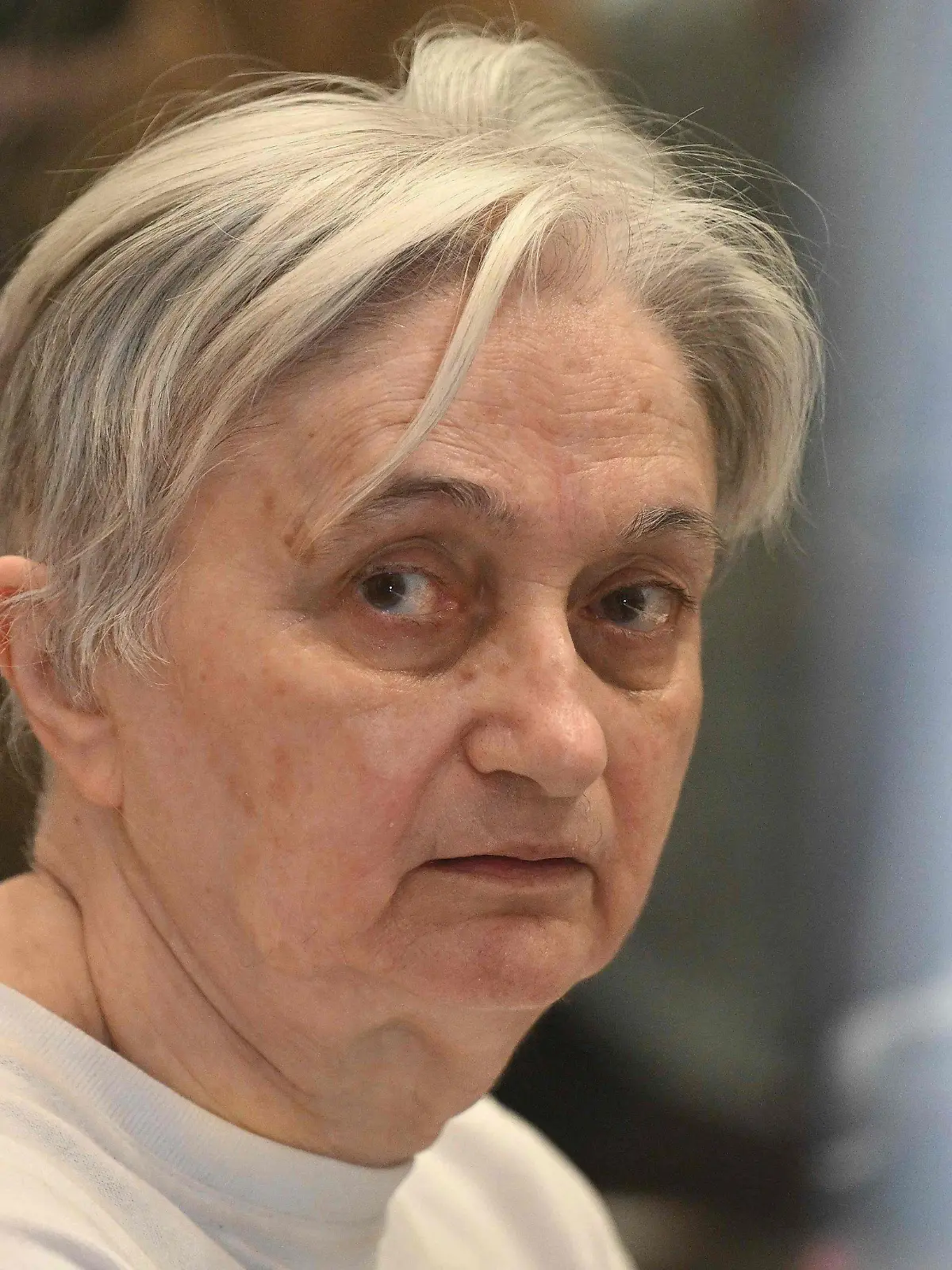 28.11.2023, Frankreich, Nanterre: Die Ex-Frau des Serienmörders Michel Fourniret, sitzt im Gerichtssaal des Landgerichts in Nanterre. Als «Monster der Ardennen» machte der französische Serienmörder Michel Fourniret Schlagzeilen, nun muss seine Ex-Frau sich für die mutmaßliche Beteiligung am Verschwinden und Tod von zwei weiteren jungen Frauen und einem Mädchen vor Gericht verantworten. Foto: Miguel Medina/AFP/dpa +++ dpa-Bildfunk +++