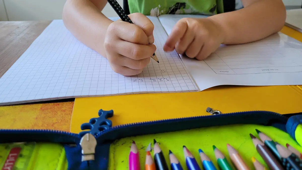 Hände eines 7 jähringen Schuldkinds beim bearbeiten von Hausaufgaben, Deutschland, Baden- Württemberg, BLF *** Hands of a 7 year old school child doing homework, Germany, Baden Württemberg, BLF 20230926_154241