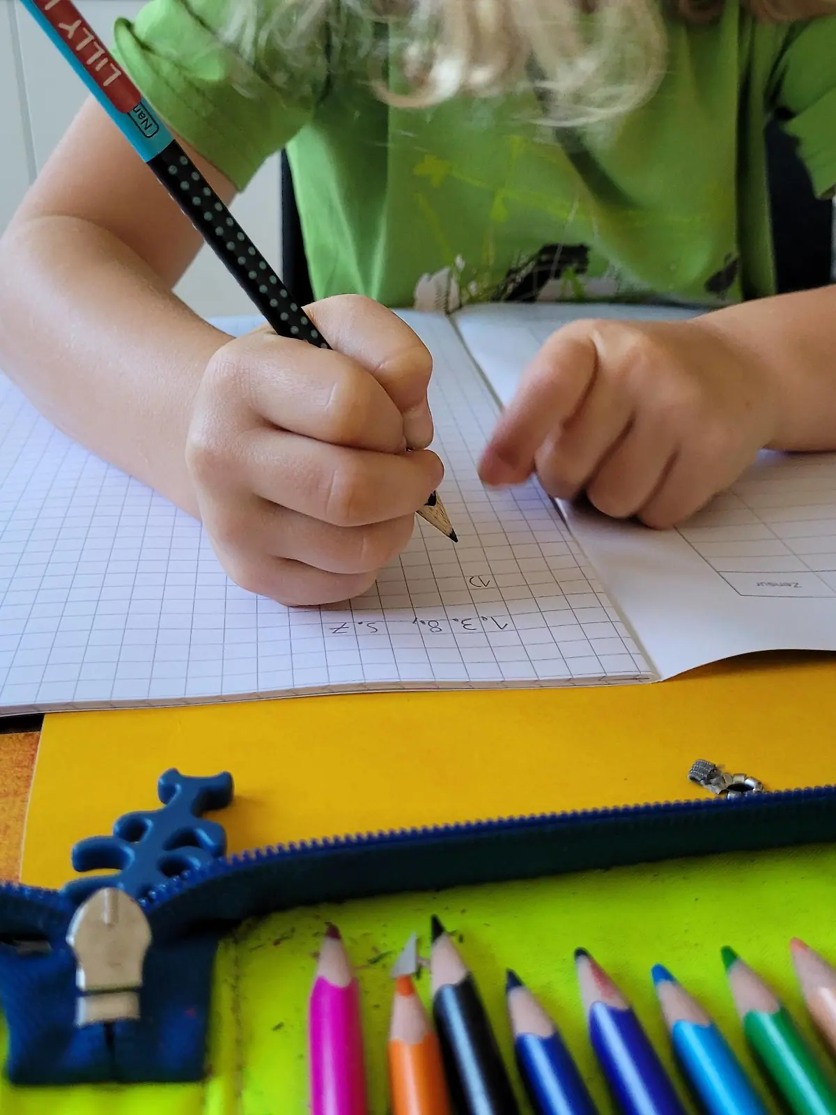 Hände eines 7 jähringen Schuldkinds beim bearbeiten von Hausaufgaben, Deutschland, Baden- Württemberg, BLF *** Hands of a 7 year old school child doing homework, Germany, Baden Württemberg, BLF 20230926_154241