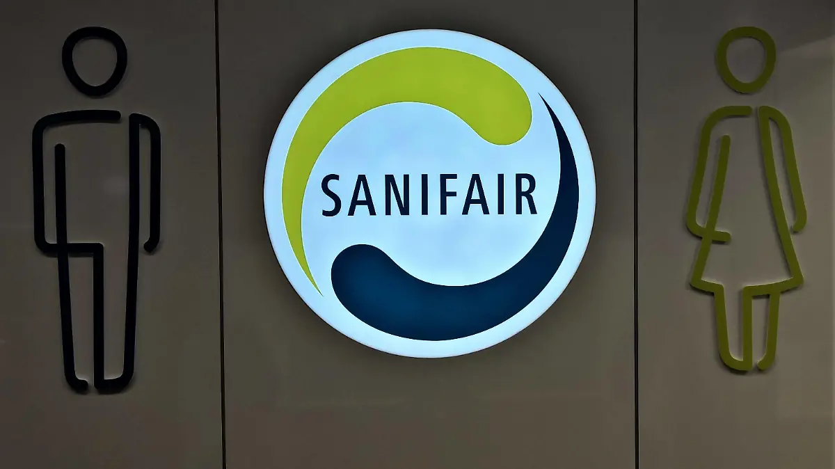  Sanifair ist eine Tochtergesellschaft des Unternehmens Tank und Rast. Sanifair ist fuer den Bereich der Toiletten zustaendig und hat dafuer ein eigenes Konzept entwickelt, um aus der bisher kostenlosen Dienstleistung einen Ertragsbringer fuer Tank und Rast zu machen. Es wird eine Toilettennutzungsgebuehr von 70 Cent erhoben im Hannoveraner und im Dortmunder Hauptbahnhof 1 Euro, von denen 50 Cent auf Kaeufe in Tank und Rast-Unternehmen angerechnet werden. Die Anrechnung wird nur auf Reisebedarf und Restaurant-Verzehr gewaehrt Kraftstoffe sind ausgenommen. Bei der bundesweiten Einfuehrung im Jahr 2003 war der Toilettenbesuch mit 50 Cent, die vollstaendig angerechnet wurden, fuer den kaufenden Gast noch kostenneutral. Sanifair ist an rund
