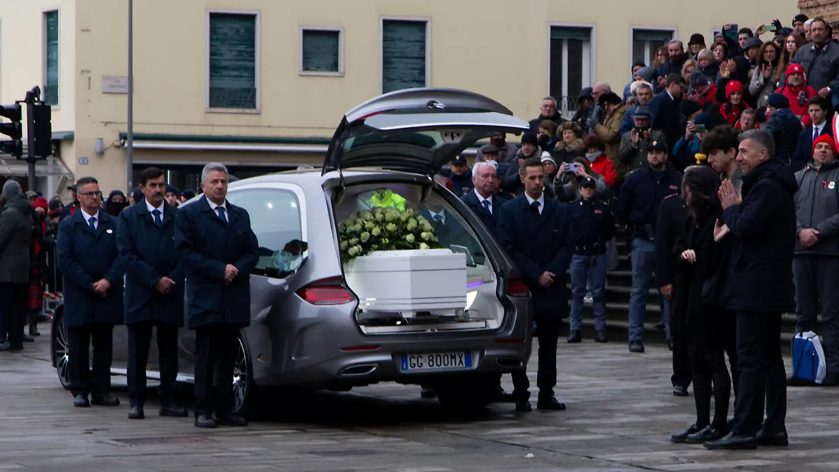 Foto Lucrezia Granzetti - LaPresse
cronaca
5-12-2023 Padova - Italia, funerali di Giulia a Padova, nella basilica di Santa Giustina in Prato della Valle 
Nella Foto un momento del funerale - pap&#xe0; di Giulia Cecchettin Gino Cecchettin con la figlia Elena Cecchettin sorella di Giulia e Davide Cecchettin il fratello minore di Giulia
Photo Lucrezia Granzetti - LaPresse
news
5-12-2023 Padua - Italy, Giulia's funeral in Padua, at the church of Santa Giustina
In the photo Giulia Cecchettin's father Gino Cecchettin with his daughter Elena Cecchettin, Giulia's sister and Davide Cecchettin, Giulia's younger brother / action press