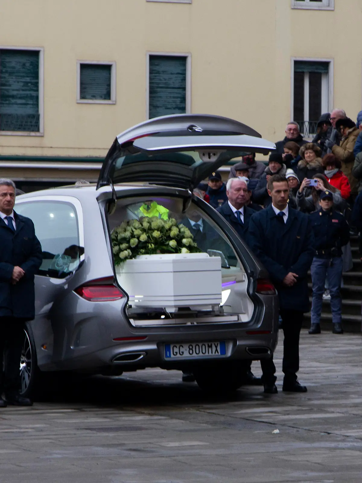 Foto Lucrezia Granzetti - LaPresse
cronaca
5-12-2023 Padova - Italia, funerali di Giulia a Padova, nella basilica di Santa Giustina in Prato della Valle 
Nella Foto un momento del funerale - pap&#xe0; di Giulia Cecchettin Gino Cecchettin con la figlia Elena Cecchettin sorella di Giulia e Davide Cecchettin il fratello minore di Giulia
Photo Lucrezia Granzetti - LaPresse
news
5-12-2023 Padua - Italy, Giulia's funeral in Padua, at the church of Santa Giustina
In the photo Giulia Cecchettin's father Gino Cecchettin with his daughter Elena Cecchettin, Giulia's sister and Davide Cecchettin, Giulia's younger brother / action press
