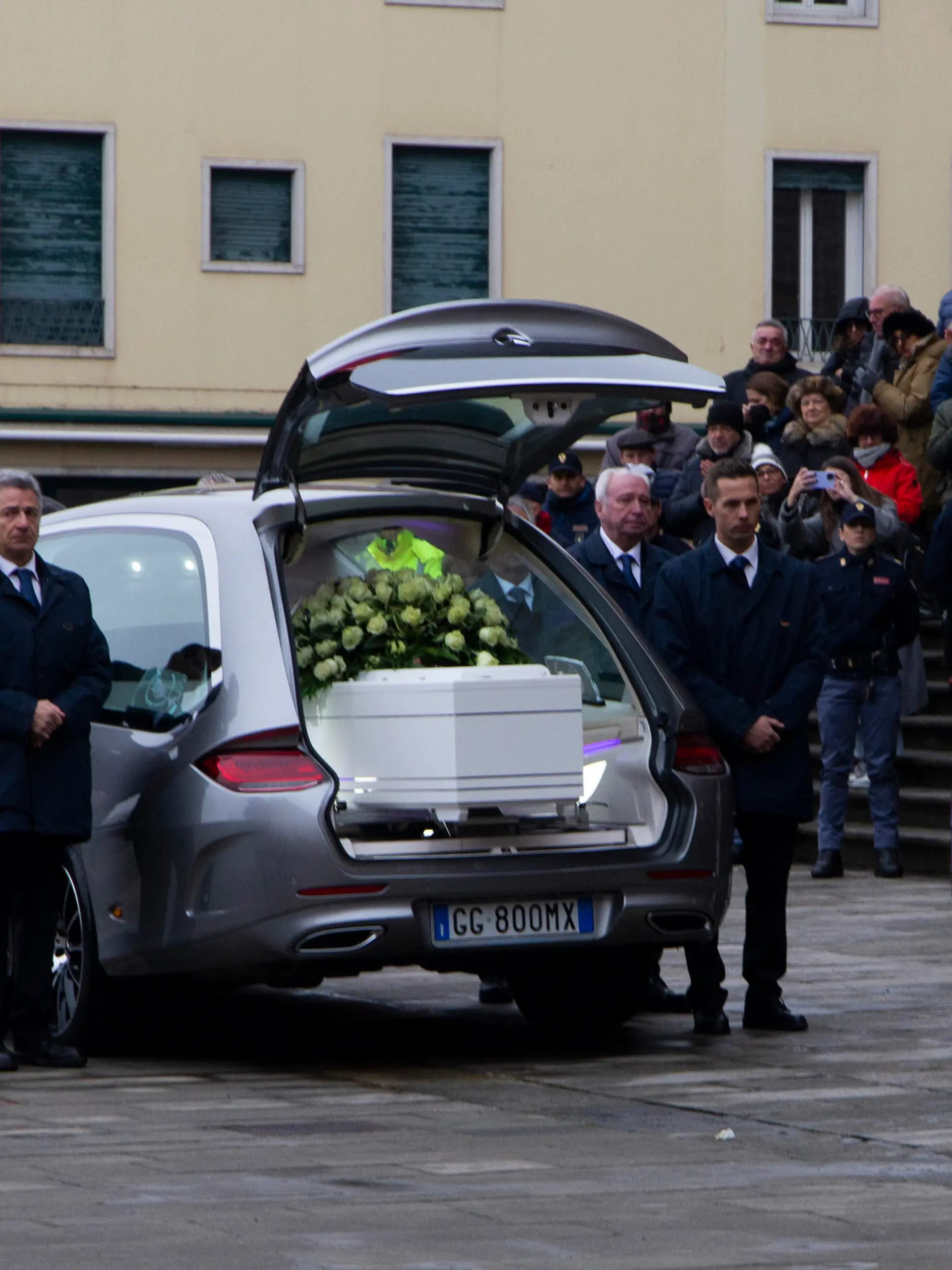 Foto Lucrezia Granzetti - LaPresse
cronaca
5-12-2023 Padova - Italia, funerali di Giulia a Padova, nella basilica di Santa Giustina in Prato della Valle 
Nella Foto un momento del funerale - papà di Giulia Cecchettin Gino Cecchettin con la figlia Elena Cecchettin sorella di Giulia e Davide Cecchettin il fratello minore di Giulia
Photo Lucrezia Granzetti - LaPresse
news
5-12-2023 Padua - Italy, Giulia's funeral in Padua, at the church of Santa Giustina
In the photo Giulia Cecchettin's father Gino Cecchettin with his daughter Elena Cecchettin, Giulia's sister and Davide Cecchettin, Giulia's younger brother / action press