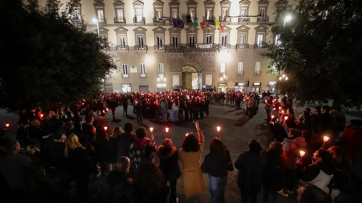 Around five hundred people are giving life to a torchlight procession in Naples in memory of Giulia Cecchetin and all the victims of feminicide, in a procession from Largo Berlinguer to wind along Via Toledo, up to Piazza Municipio, in front of the M Around five hundred people are giving life to a torchlight procession in Naples in memory of Giulia Cecchetin and all the victims of femicide, in procession from Largo Berlinguer to wind along Via Toledo, up to Piazza Municipio, in front of the headquarters of the Municipality of Naples, where will give life to a minute of noise in line with what is happening in other similar initiatives in Italy. Naples Campania Italy PUBLICATIONxNOTxINxFRAxESPxUKxUSAxBELxPOL Copyright: xIPA/ABACAx