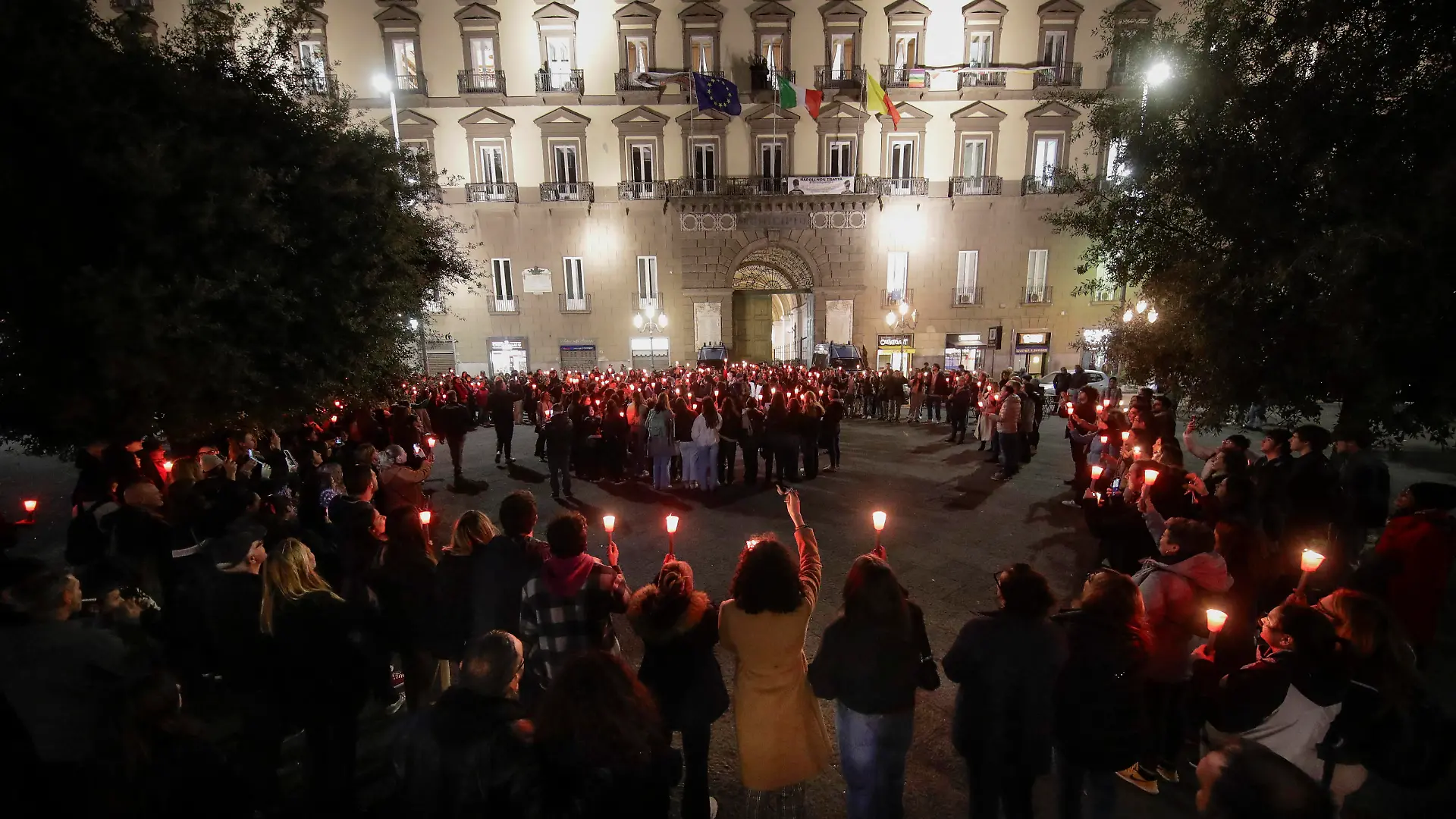 Around five hundred people are giving life to a torchlight procession in Naples in memory of Giulia Cecchetin and all the victims of feminicide, in a procession from Largo Berlinguer to wind along Via Toledo, up to Piazza Municipio, in front of the M Around five hundred people are giving life to a torchlight procession in Naples in memory of Giulia Cecchetin and all the victims of femicide, in procession from Largo Berlinguer to wind along Via Toledo, up to Piazza Municipio, in front of the headquarters of the Municipality of Naples, where will give life to a minute of noise in line with what is happening in other similar initiatives in Italy. Naples Campania Italy PUBLICATIONxNOTxINxFRAxESPxUKxUSAxBELxPOL Copyright: xIPA/ABACAx