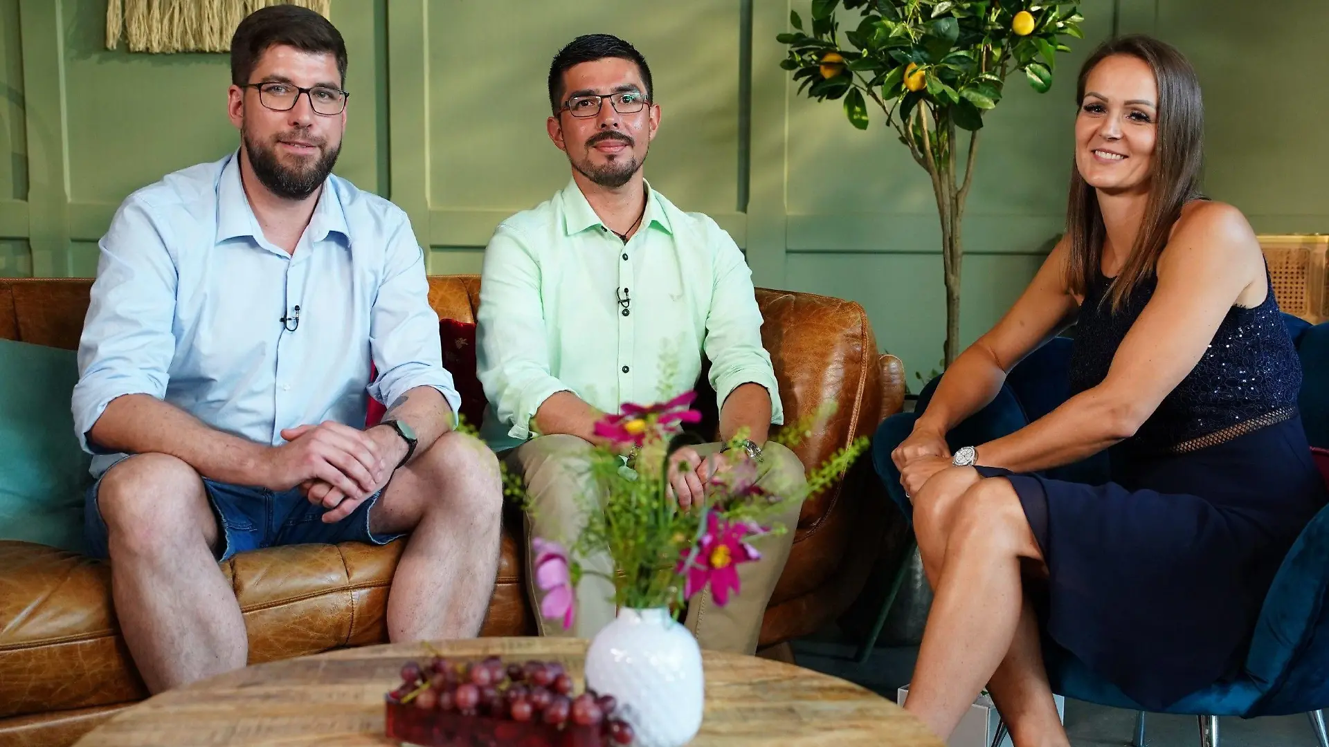 Geflügelbäuerin Stefanie (40) aus Schleswig-Holstein nimmt Timo (37, Bergmann aus dem Landkreis Wolfenbüttel, l.) und Philipp (37, Geschäftsführer eines Getränkemarktes aus dem Raum Potsdam) mit auf ihren Hof.
+++ Die Verwendung des sendungsbezogenen Materials ist nur mit dem Hinweis und Verlinkung auf RTL+ gestattet. +++
+++ Die Verwendung des sendungsbezogenen Materials ist nur mit dem Hinweis und Verlinkung auf RTL+ gestattet. +++