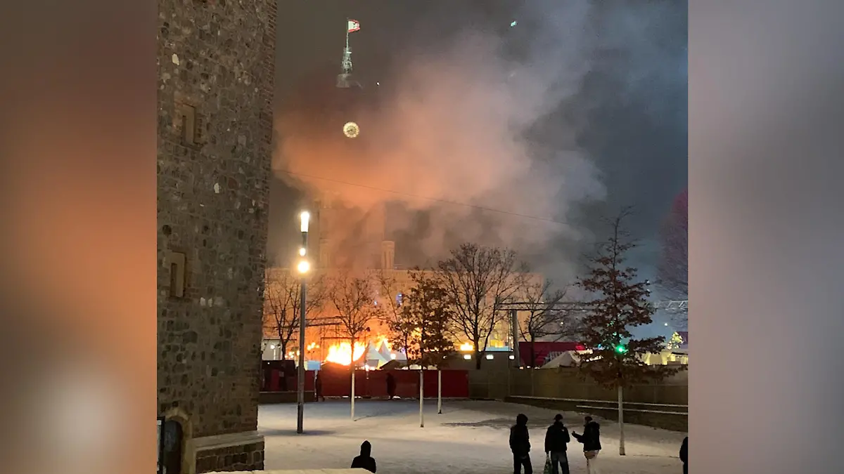 Plötzlich stehen auf dem Weihnachtsmarkt in Berlin zwei Verkaufsstände in Flammen.