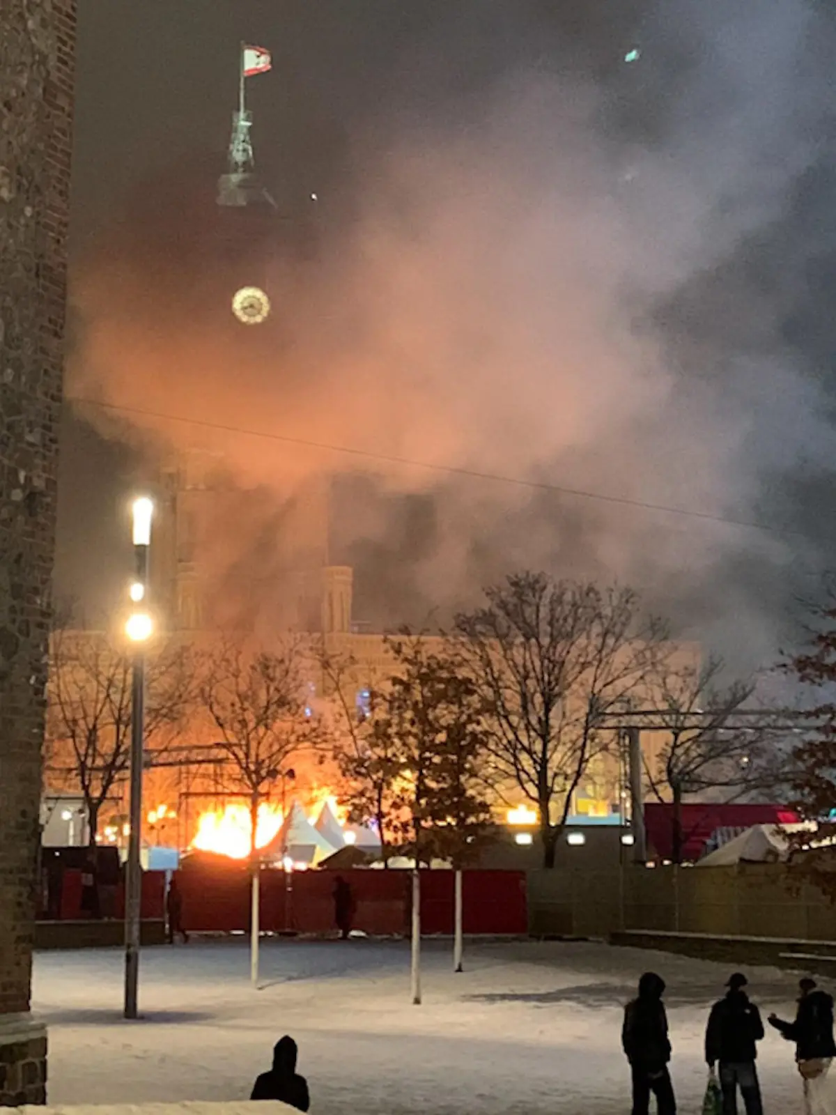 Plötzlich stehen auf dem Weihnachtsmarkt in Berlin zwei Verkaufsstände in Flammen.