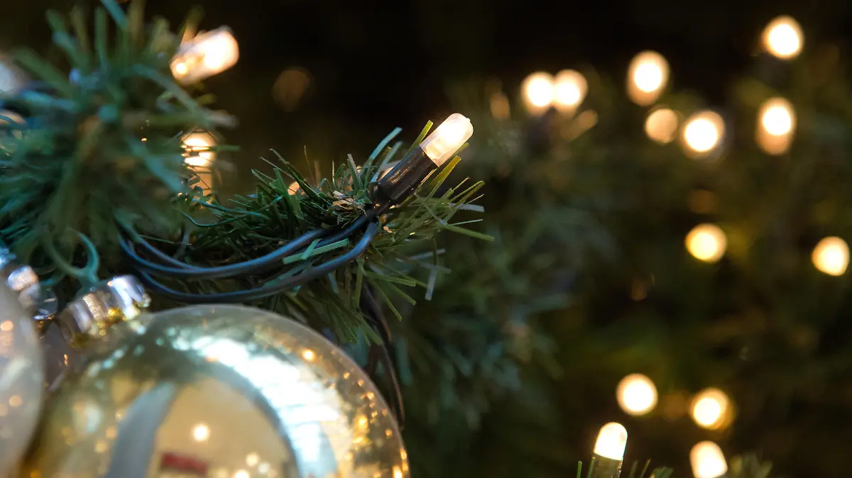 Ein mit einer LED-Lichterkette und weiterem Baumschmuck dekorierter künstlicher Weihnachtsbaum, aufgenommen am 04.12.2013 in Berlin im weihnachtlich dekorierten Einkaufszentrum Potsdamer Platz Arkaden.