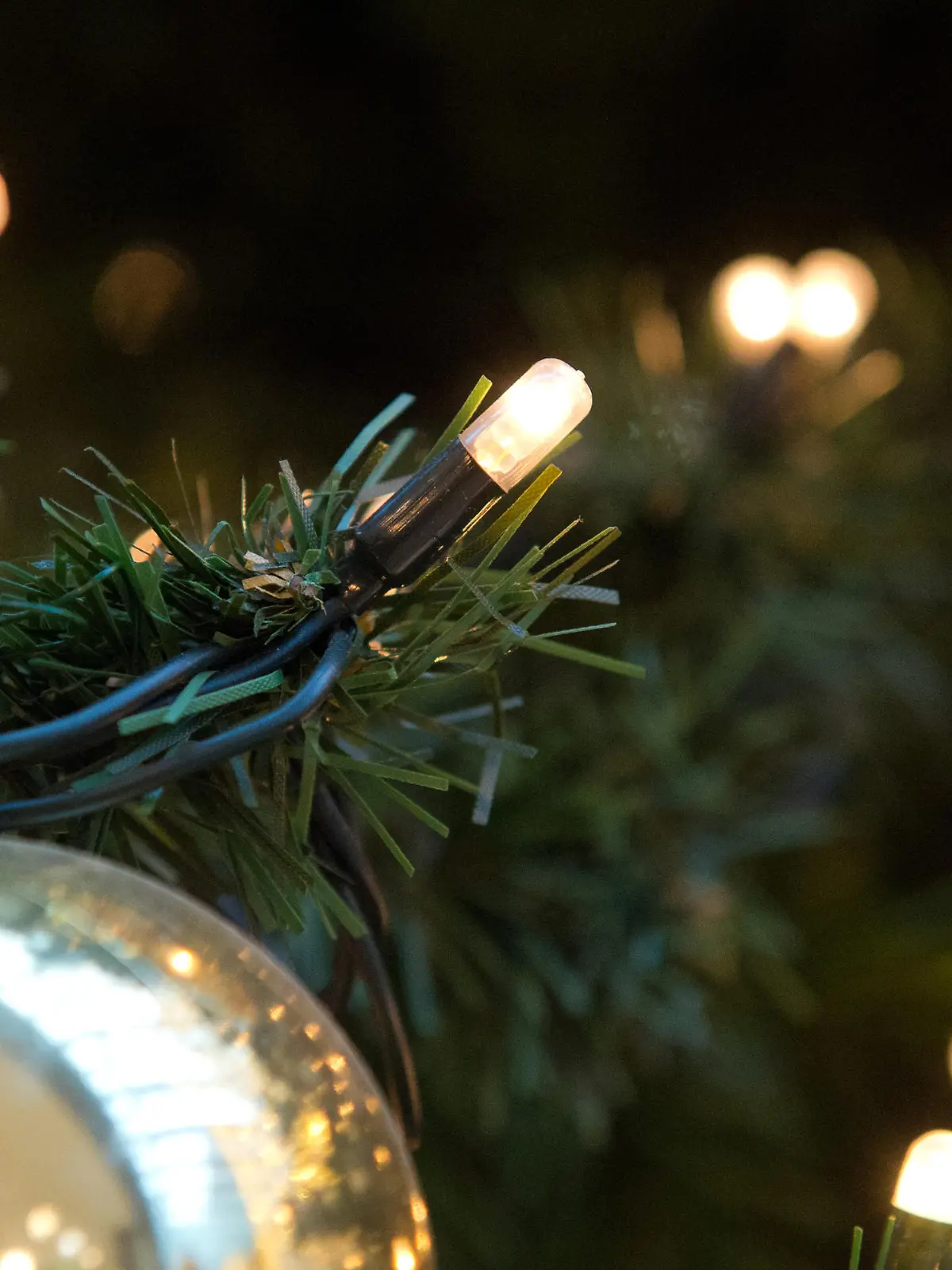 Ein mit einer LED-Lichterkette und weiterem Baumschmuck dekorierter künstlicher Weihnachtsbaum, aufgenommen am 04.12.2013 in Berlin im weihnachtlich dekorierten Einkaufszentrum Potsdamer Platz Arkaden.