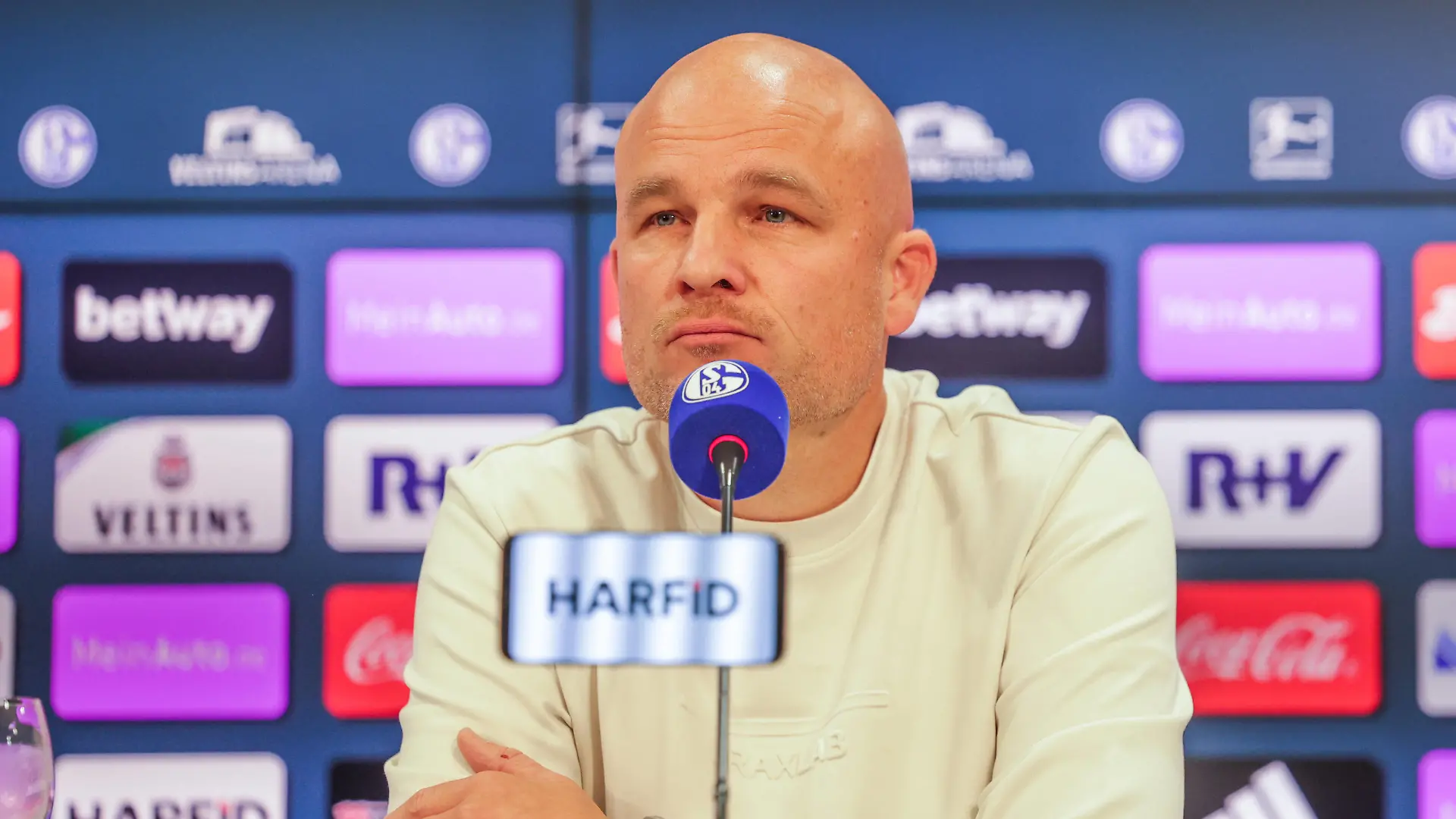 21.10.2022, Fussball, Saison 2022/2023, 1. Bundesliga, Pressekonferenz FC Schalke 04, Sportdirektor Rouven Schröder FC Schalke 04 Foto: RHR-FOTO Gelsenkirchen Veltins Arena NRW Deutschland xRHR-FOTOx *** 21 10 2022, football, season 2022 2023, 1 Bundesliga, press conference FC Schalke 04, sports director Rouven Schröder FC Schalke 04 photo RHR FOTO Gelsenkirchen Veltins Arena NRW Germany xRHR FOTOx