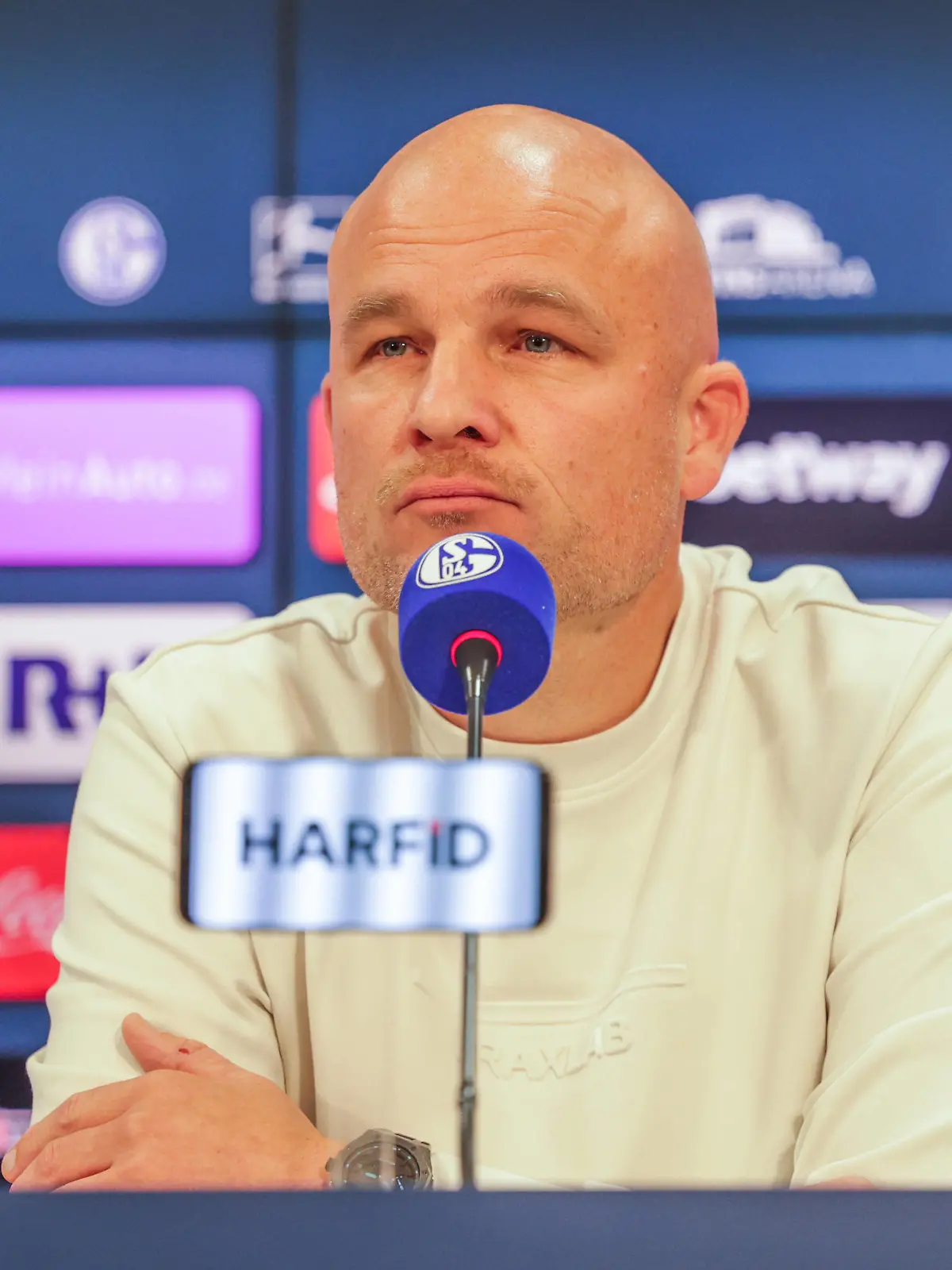  21.10.2022, Fussball, Saison 2022/2023, 1. Bundesliga, Pressekonferenz FC Schalke 04, Sportdirektor Rouven Schröder FC Schalke 04 Foto: RHR-FOTO Gelsenkirchen Veltins Arena NRW Deutschland xRHR-FOTOx *** 21 10 2022, football, season 2022 2023, 1 Bundesliga, press conference FC Schalke 04, sports director Rouven Schröder FC Schalke 04 photo RHR FOTO Gelsenkirchen Veltins Arena NRW Germany xRHR FOTOx