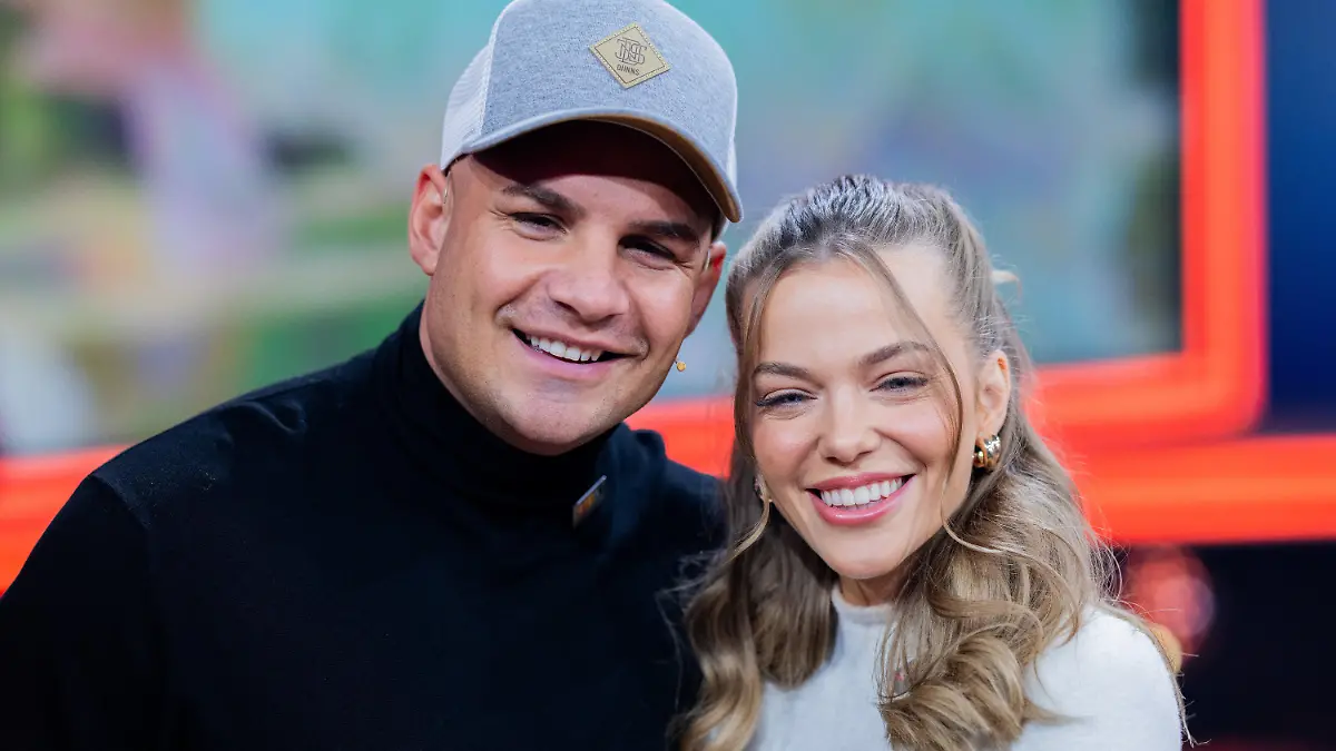 17.11.2023, Nordrhein-Westfalen, Hürth: Pietro Lombardi und seine Verlobte Laura Maria Rypa nehmen am RTL-Spendenmarathon 2023 teil. Foto: Rolf Vennenbernd/dpa +++ dpa-Bildfunk +++