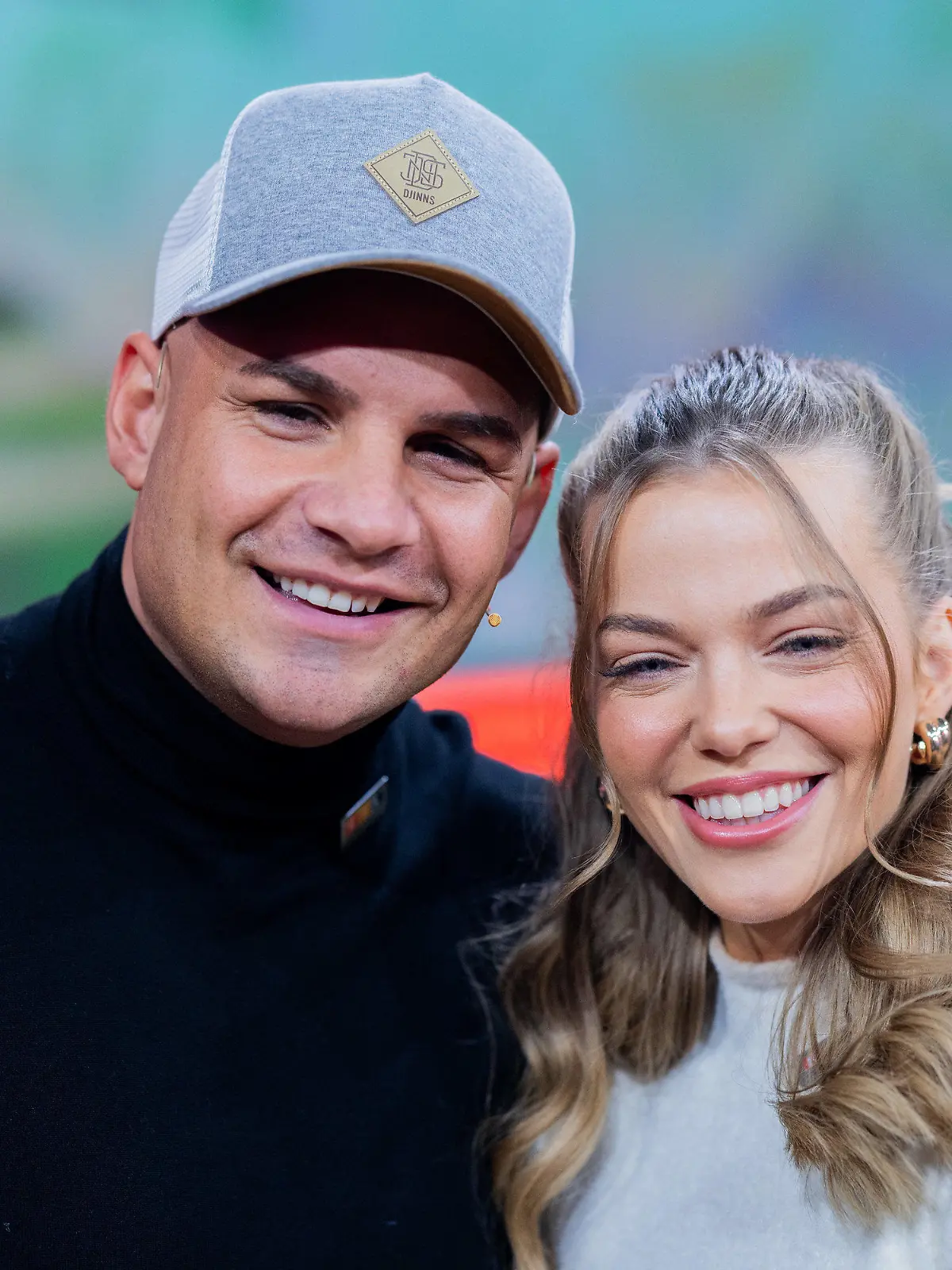 17.11.2023, Nordrhein-Westfalen, Hürth: Pietro Lombardi und seine Verlobte Laura Maria Rypa nehmen am RTL-Spendenmarathon 2023 teil. Foto: Rolf Vennenbernd/dpa +++ dpa-Bildfunk +++