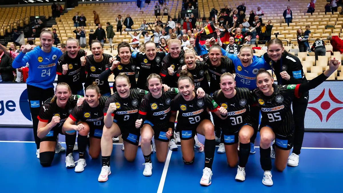 04.12.2023, Dänemark, Herning: Handball, Frauen: WM, Deutschland - Polen, Vorrunde, Gruppe F, 3. Spieltag. Die deutsche Mannschaft jubelt nach dem Sieg. Foto: -/dpa +++ dpa-Bildfunk +++