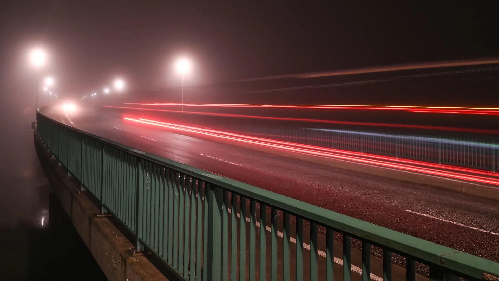 30.11.2023, Niedersachsen, Leer: Die wohl vorerst letzten Autos passieren die Jann-Berghaus-Brücke bei Nebel. Im Tarifstreit des öffentlichen Dienstes der Länder hat Verdi für Donnerstag Straßenwärterinnen und Straßenwärter zu Warnstreiks aufgerufen. Betroffen sind Niedersachsen und Bremen für 24 Stunden. Die Gewerkschaft selbst verwies als Schwerpunkte aber eher auf die Jan-Berghaus-Brücke in Leer und die Huntebrücke bei Oldenburg, die beide während des Warnstreiks hochgeklappt bleiben sollen. Foto: Lars Penning/dpa +++ dpa-Bildfunk +++