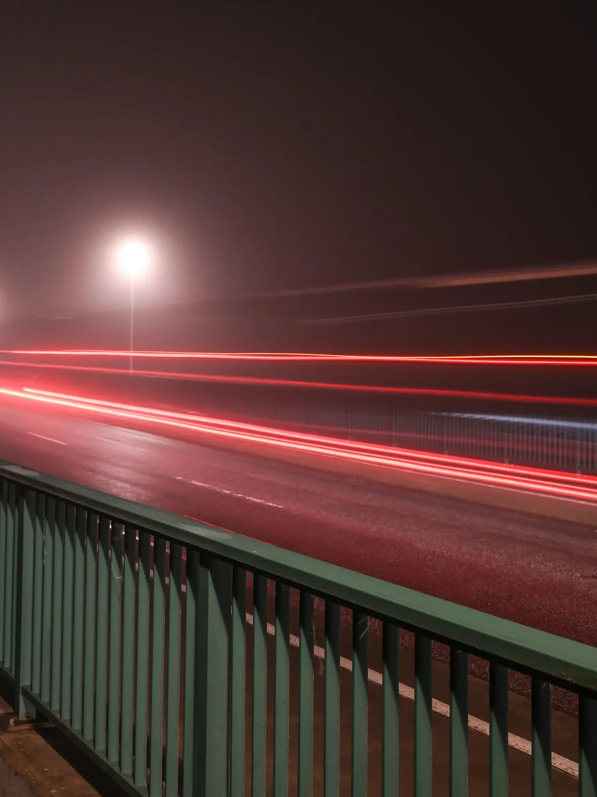 30.11.2023, Niedersachsen, Leer: Die wohl vorerst letzten Autos passieren die Jann-Berghaus-Brücke bei Nebel. Im Tarifstreit des öffentlichen Dienstes der Länder hat Verdi für Donnerstag Straßenwärterinnen und Straßenwärter zu Warnstreiks aufgerufen. Betroffen sind Niedersachsen und Bremen für 24 Stunden. Die Gewerkschaft selbst verwies als Schwerpunkte aber eher auf die Jan-Berghaus-Brücke in Leer und die Huntebrücke bei Oldenburg, die beide während des Warnstreiks hochgeklappt bleiben sollen. Foto: Lars Penning/dpa +++ dpa-Bildfunk +++
