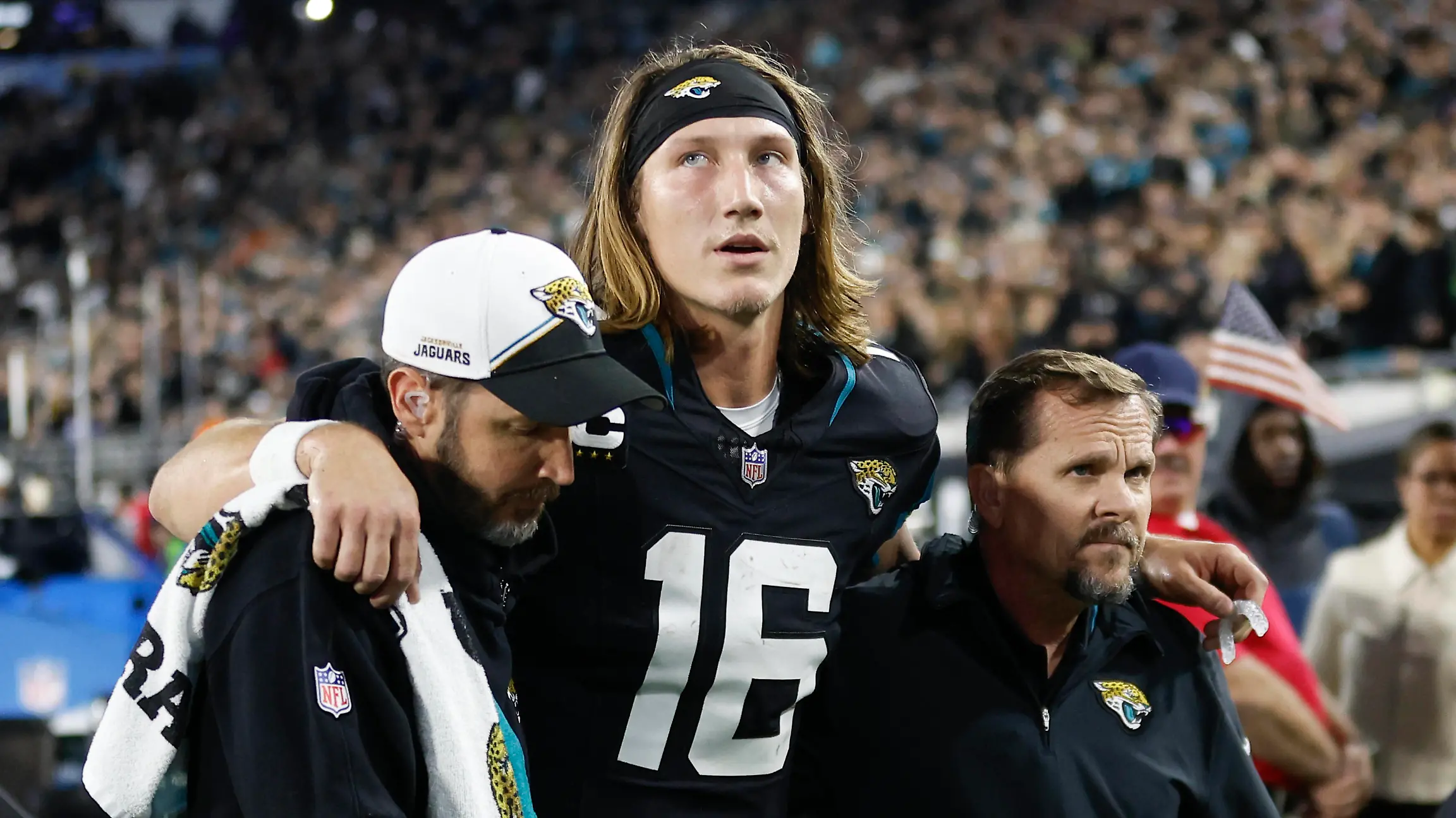 JACKSONVILLE, FL - DECEMBER 04: Jacksonville Jaguars quarterback Trevor Lawrence 16 is helped off the field by training staff during the game between the Jacksonville Jaguars and the Cincinnati Bengals on December 4, 2023 at EverBank Stadium in Jacksonville, Fl. Photo by David Rosenblum/Icon Sportswire NFL, American Football Herren, USA DEC 04 Bengals at Jaguars EDITORIAL USE ONLY Icon231204460610