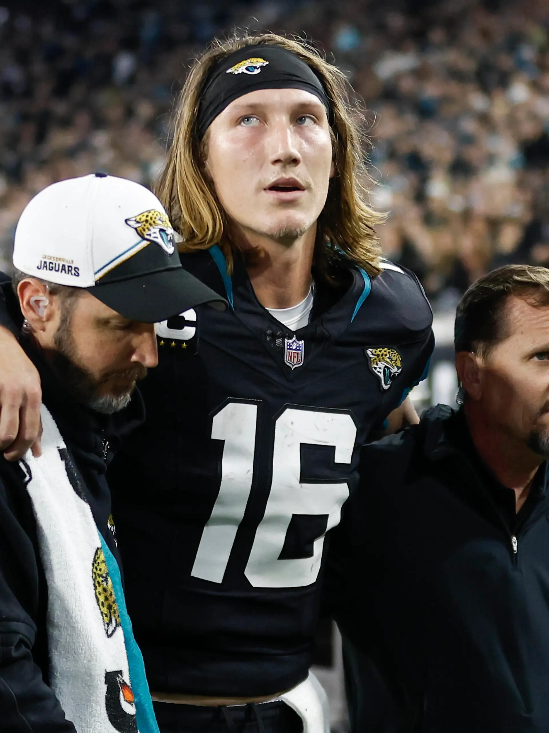 JACKSONVILLE, FL - DECEMBER 04: Jacksonville Jaguars quarterback Trevor Lawrence 16 is helped off the field by training staff during the game between the Jacksonville Jaguars and the Cincinnati Bengals on December 4, 2023 at EverBank Stadium in Jacksonville, Fl. Photo by David Rosenblum/Icon Sportswire NFL, American Football Herren, USA DEC 04 Bengals at Jaguars EDITORIAL USE ONLY Icon231204460610
