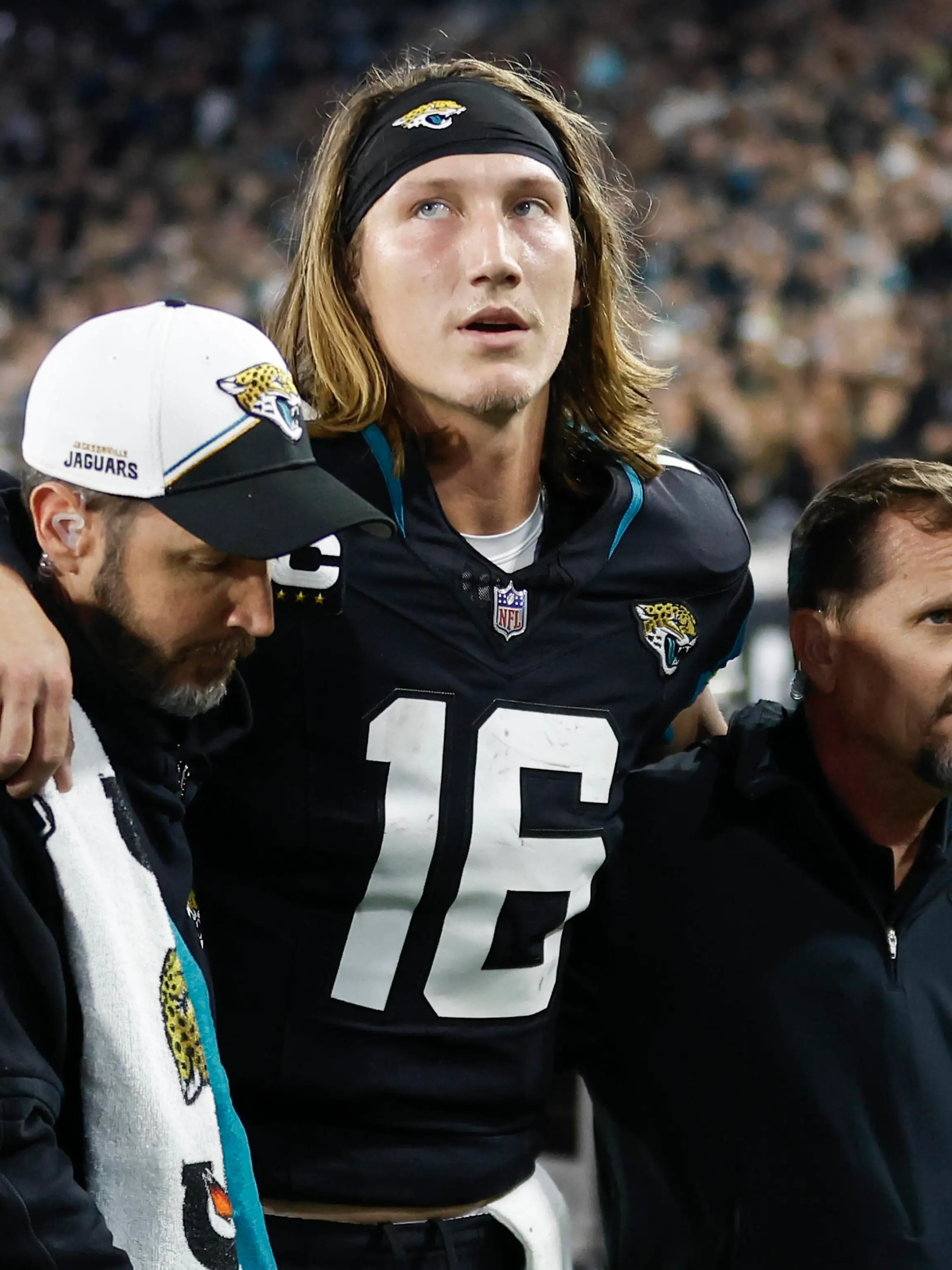 JACKSONVILLE, FL - DECEMBER 04: Jacksonville Jaguars quarterback Trevor Lawrence 16 is helped off the field by training staff during the game between the Jacksonville Jaguars and the Cincinnati Bengals on December 4, 2023 at EverBank Stadium in Jacksonville, Fl. Photo by David Rosenblum/Icon Sportswire NFL, American Football Herren, USA DEC 04 Bengals at Jaguars EDITORIAL USE ONLY Icon231204460610