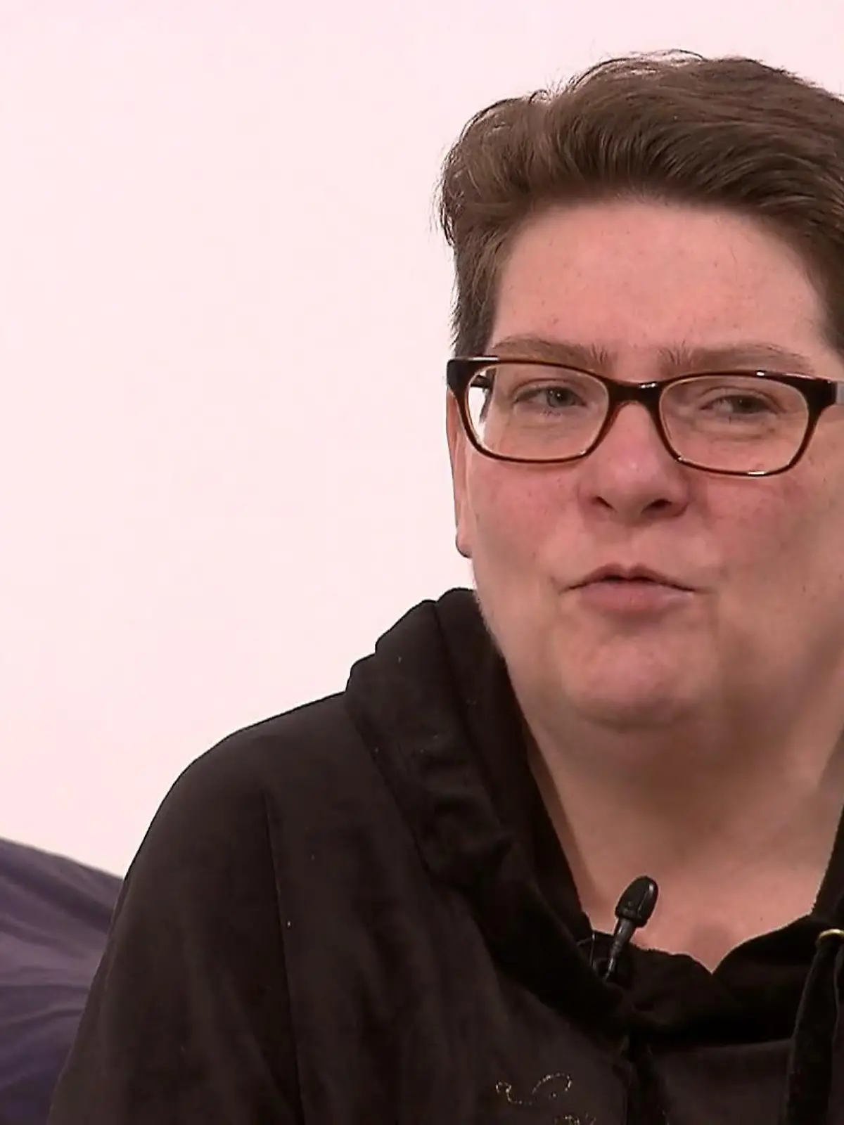 "Er war immer ein rechtschaffender Mensch", sagt Simone Q. über ihren Noch-Ehemann Armin P. (47). Die Polizei stellte bei ihm rund 1,4 Millionen Dateien kinderpornografischer Dateien sicher. In der U-Haft gesteht er ihr alles in einem Brief. Bei RTL schildert sie, dass sie nie davon etwas mitbekommen hat. Die Schweizer Zeitung Blick hatte zuerst über den Fall berichtet.