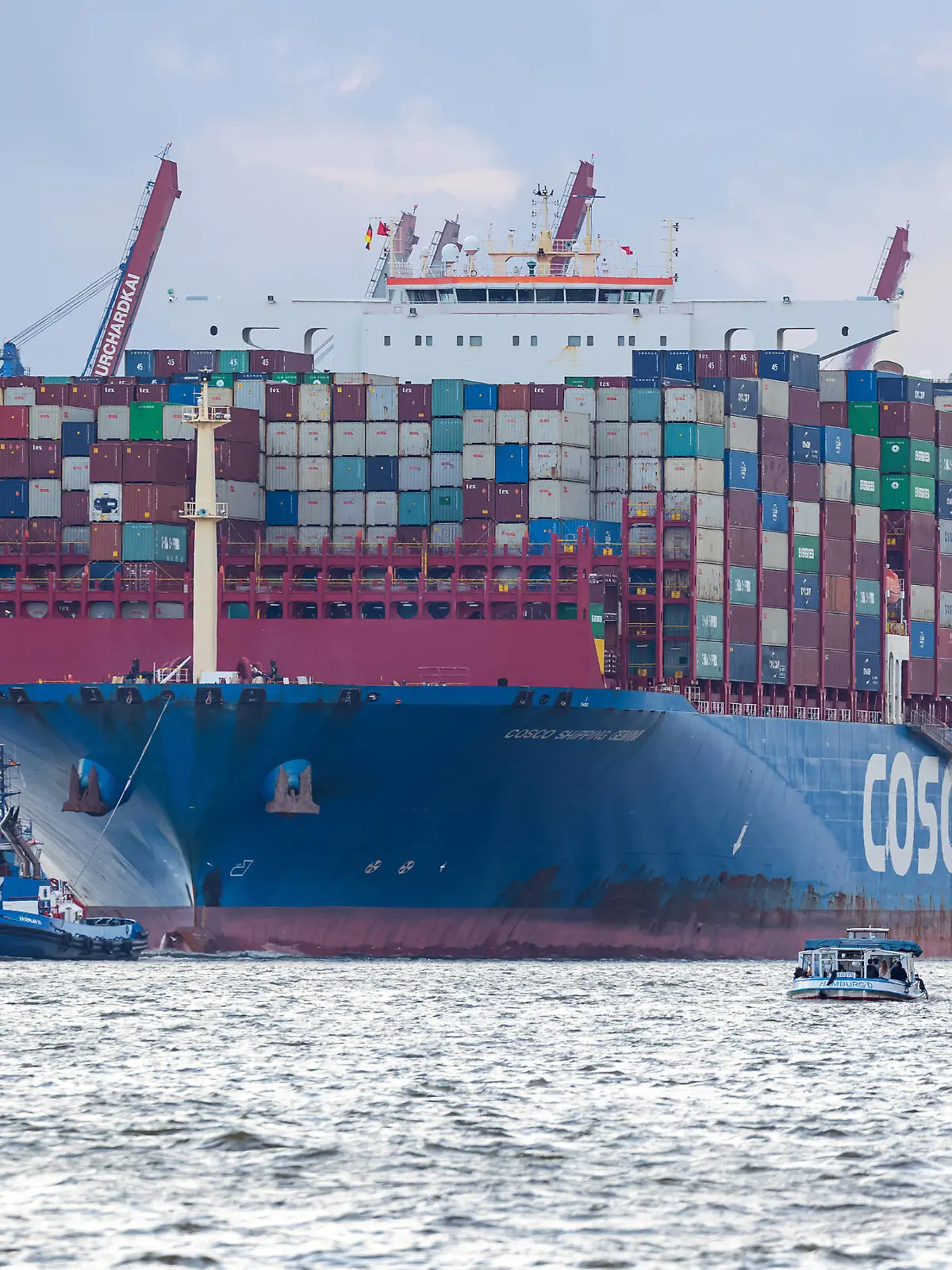  Containerschiff Cosco Shipping Gemini kommt in Hamburg an 22.10.2022, DEU, Deutschland, Hamburg: Das Containerschiff Cosco Shipping Gemini des chinesischen Unternehmens Cosco China Ocean Shipping Company fährt in den Hamburger Hafen ein und macht anschließend am Container-Terminal Tollerort der HHLA fest. Das 399 Meter lange und 58 Meter breite Schiff gehört zur Klasse der Ultra Large Container Ships ULCS und ist in der Gruppe der weltweit größten derzeit eingesetzten Containerschiffe angesiedelt. Der geplante Verkauf von Teilen des Hamburger Hafens an den chinesischen Staatskonzern Cosco sorgt für Diskussionen auf Bundesebene. Hamburg Hamburg Deutschland *** Container ship Cosco Shipping Gemini arrives in Hamburg 22 10 2022, DEU, Germ
