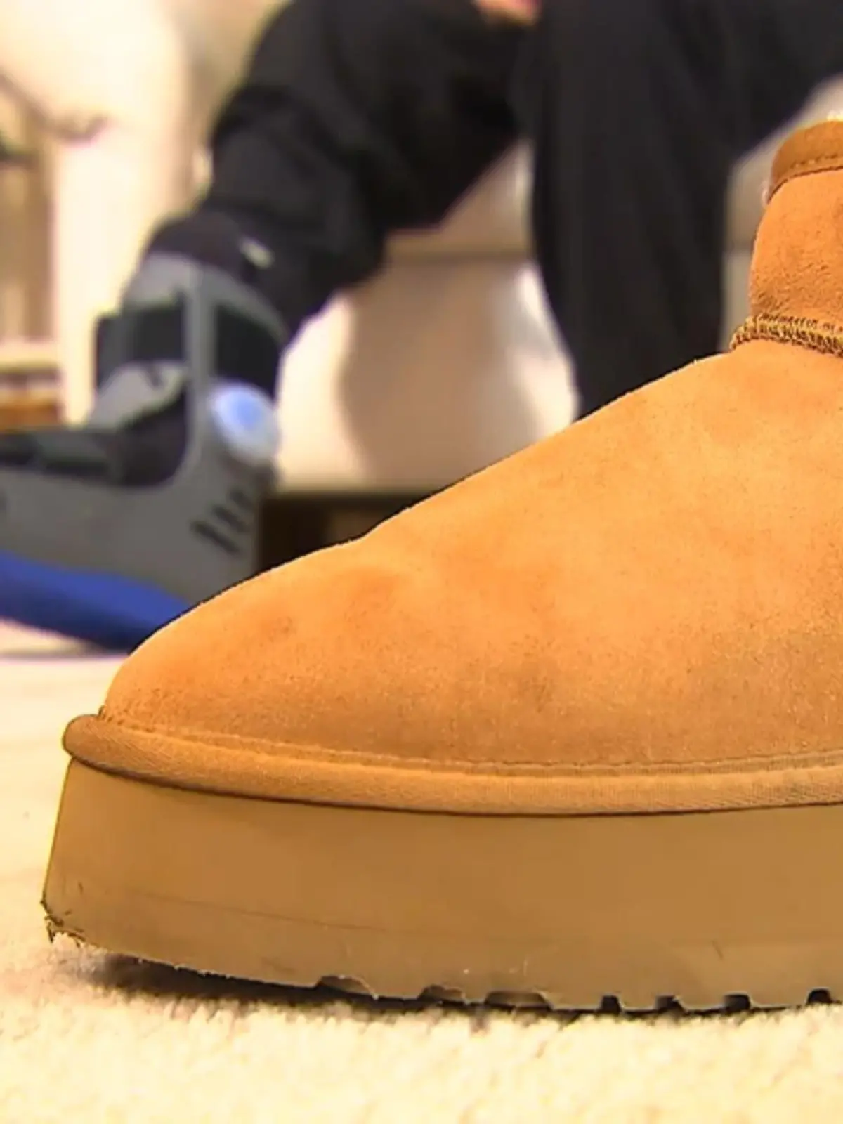 Sie sind ein absolutes Must-have in diesem Winter: Lammfell-Boots mit Plateau-Absatz. Sie sind kuschelig warm und sehen obendrein ziemlich stylisch aus. Doch die beliebten Winter-Treter sollten nicht unterschätzt werden: Von ihnen geht eine unterschätzte Gefahr aus.