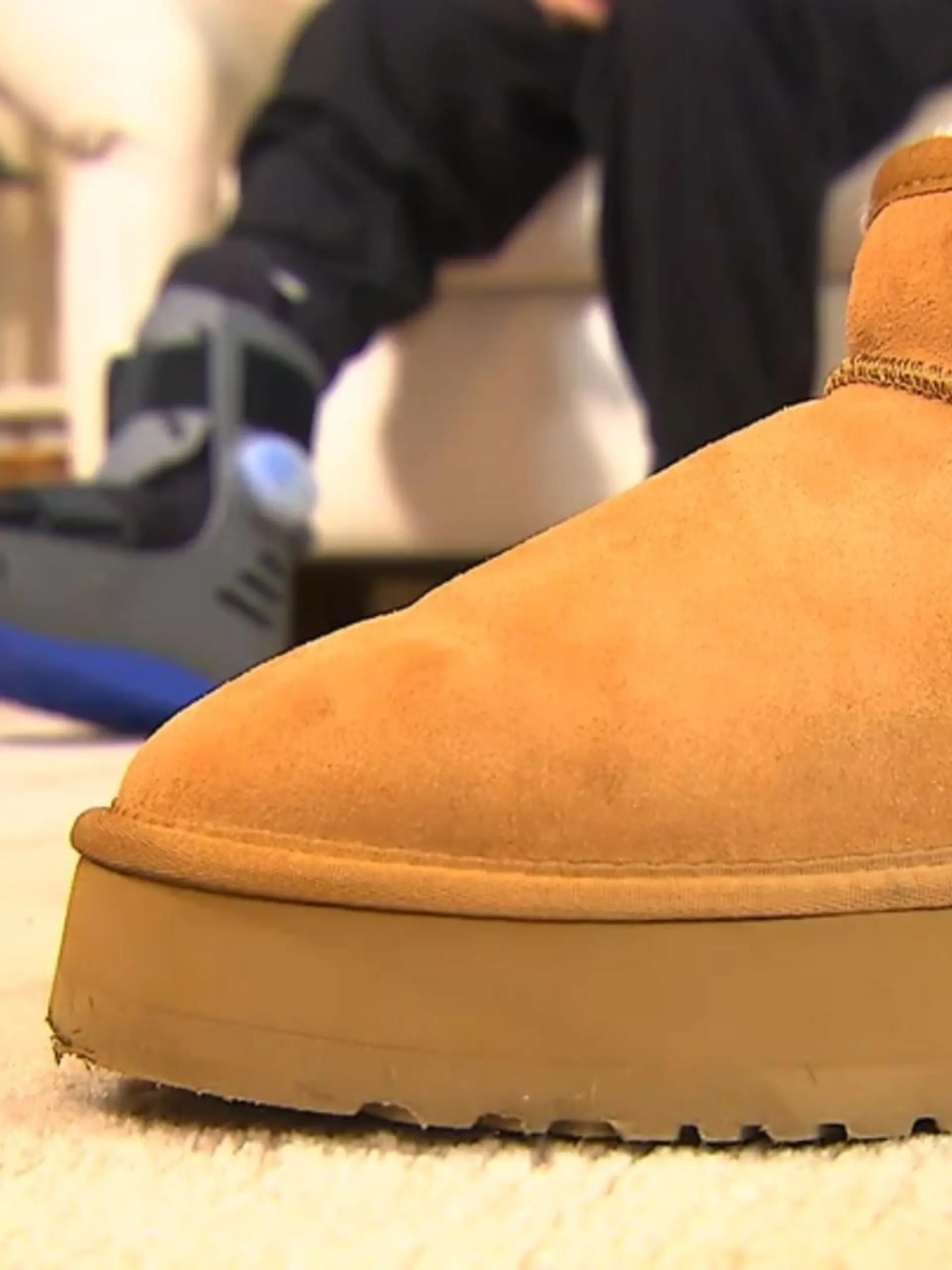 Sie sind ein absolutes Must-have in diesem Winter: Lammfell-Boots mit Plateau-Absatz. Sie sind kuschelig warm und sehen obendrein ziemlich stylisch aus. Doch die beliebten Winter-Treter sollten nicht unterschätzt werden: Von ihnen geht eine unterschätzte Gefahr aus.